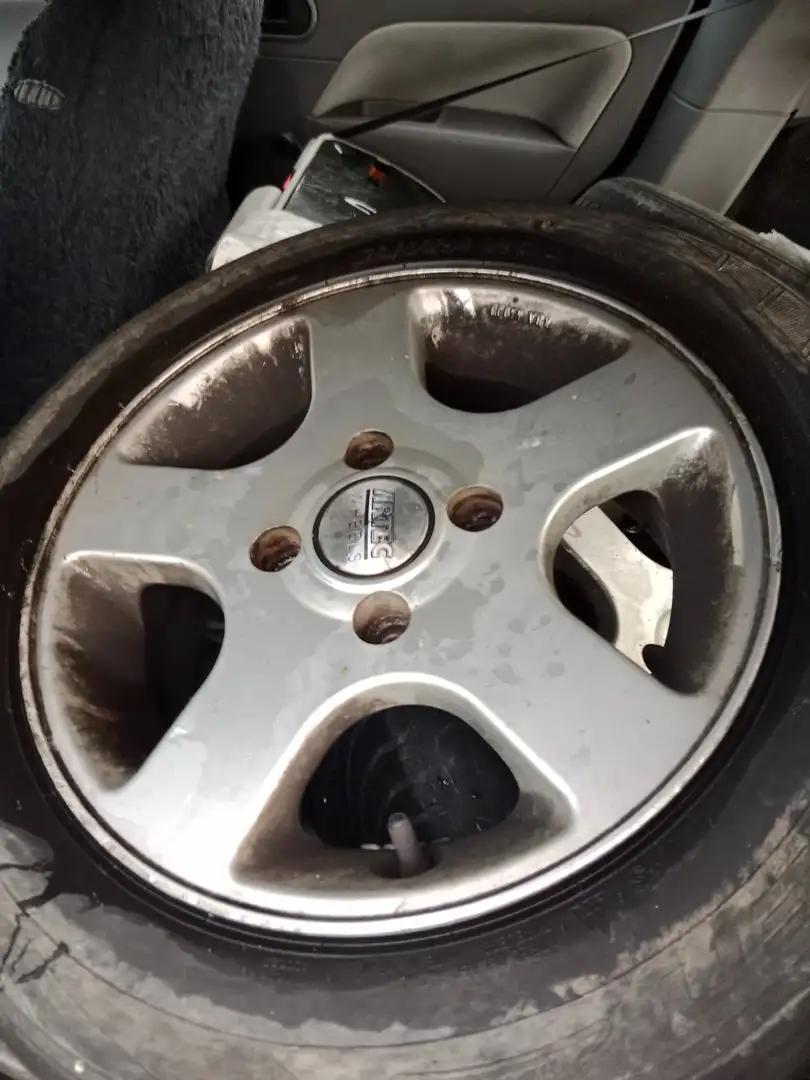 Ford Fiesta Fiesta 1,3 8V Silber - 2