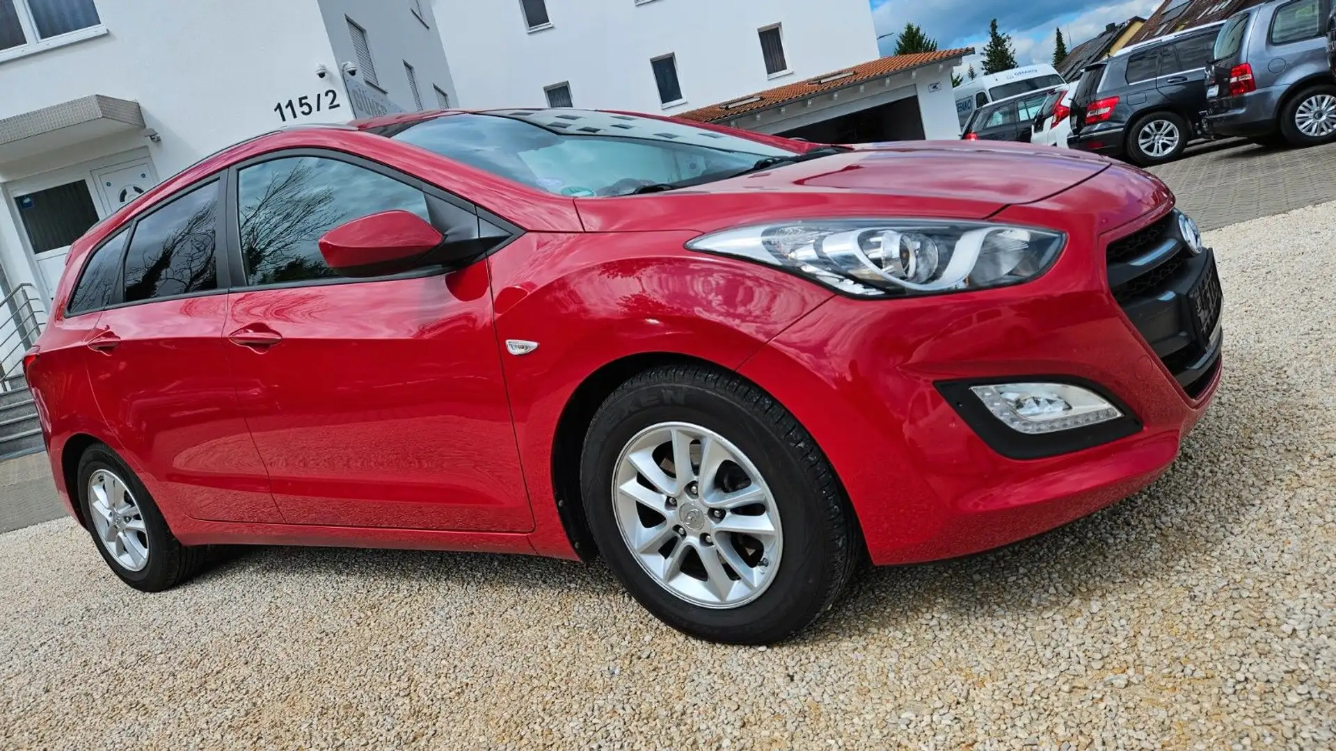 Hyundai i30 1.6+ TÜV+GARANTIE+XENON+PARKS+KLIMA+1HAND Czerwony - 2