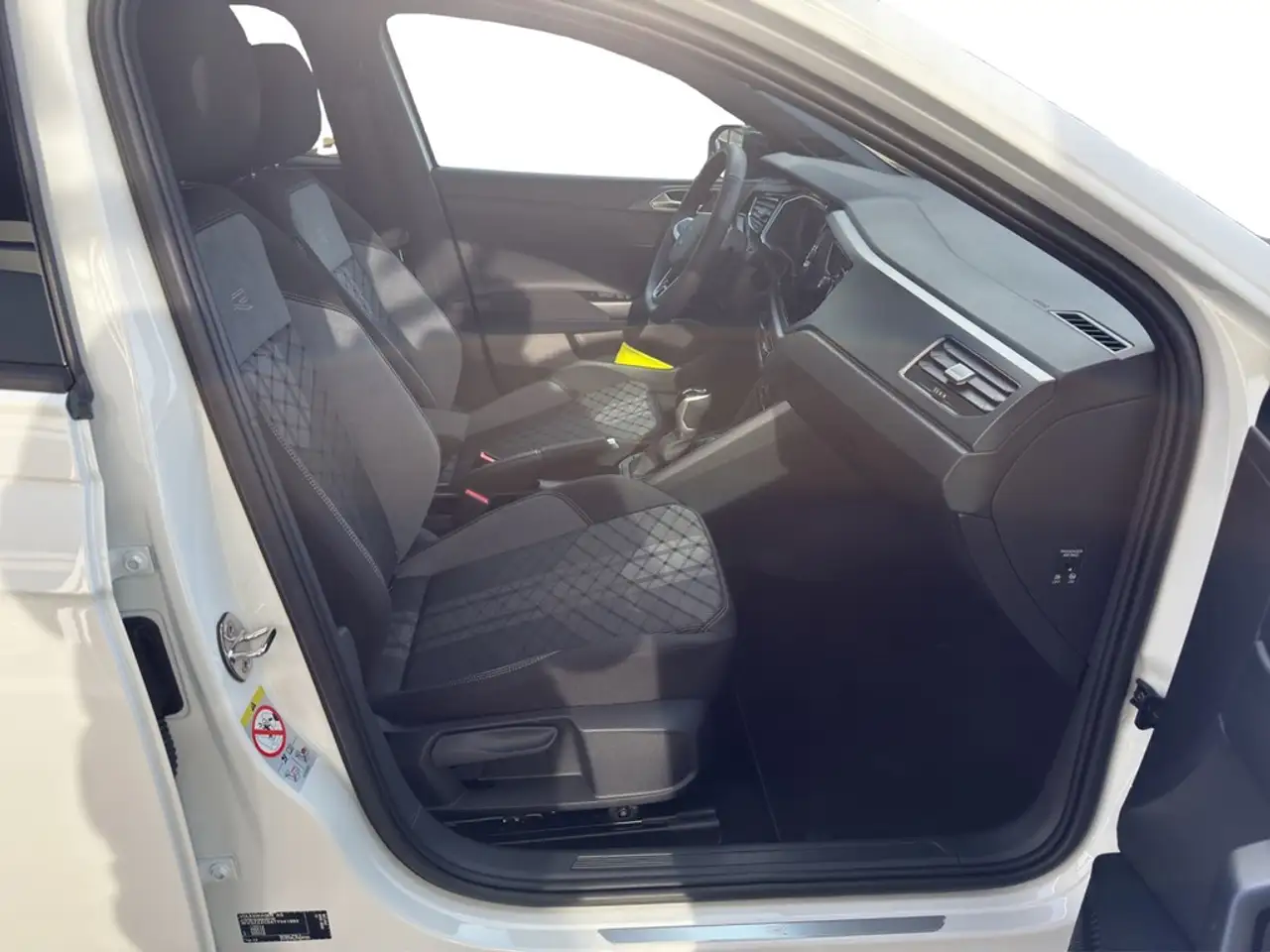Volkswagen Taigo 1.5 TSI DSG R-Line AHK*PANO*IQ-LIGHT*NAV*SHZ*AC... 10