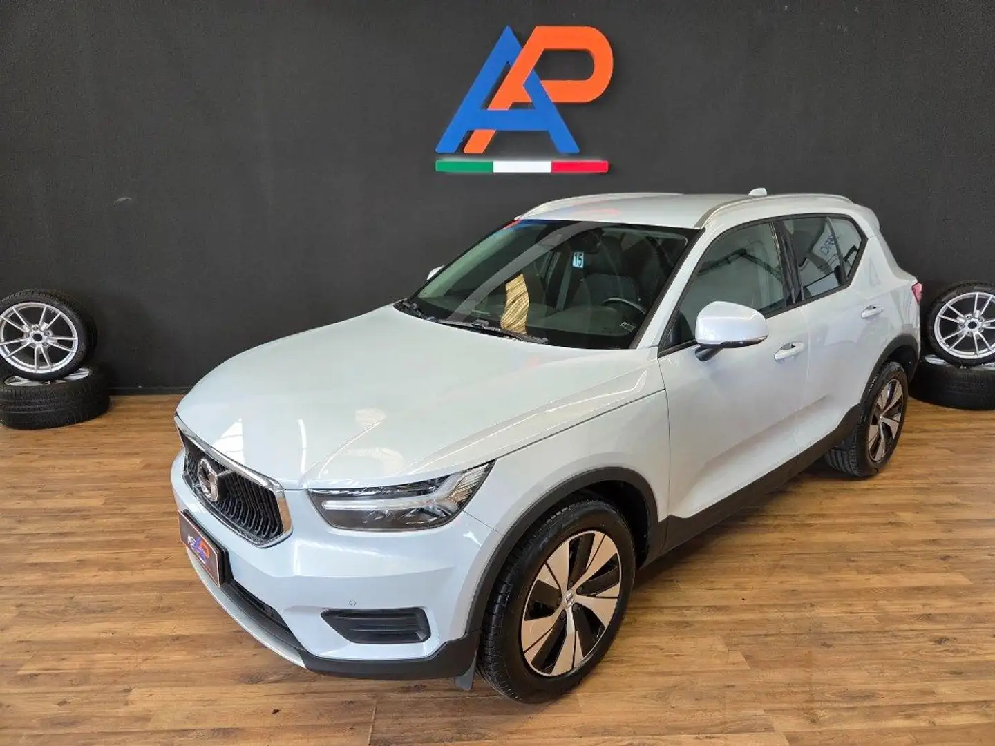 Volvo XC40 D3 AWD Geartronic Momentum Gris - 2