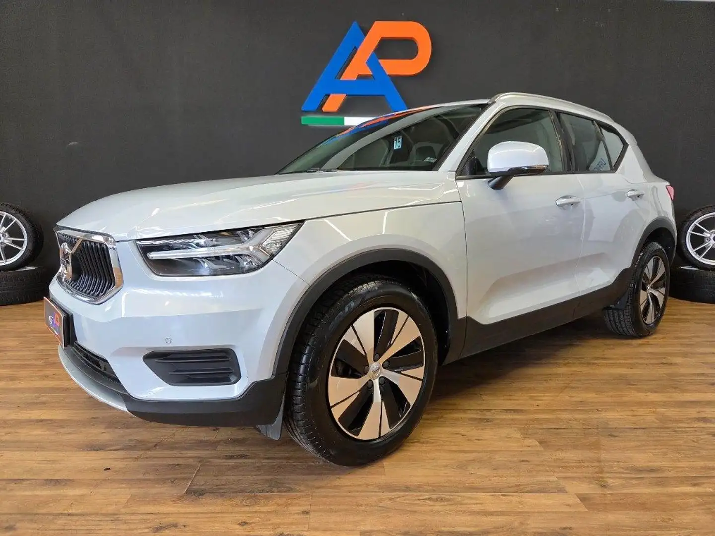 Volvo XC40 D3 AWD Geartronic Momentum Gris - 1