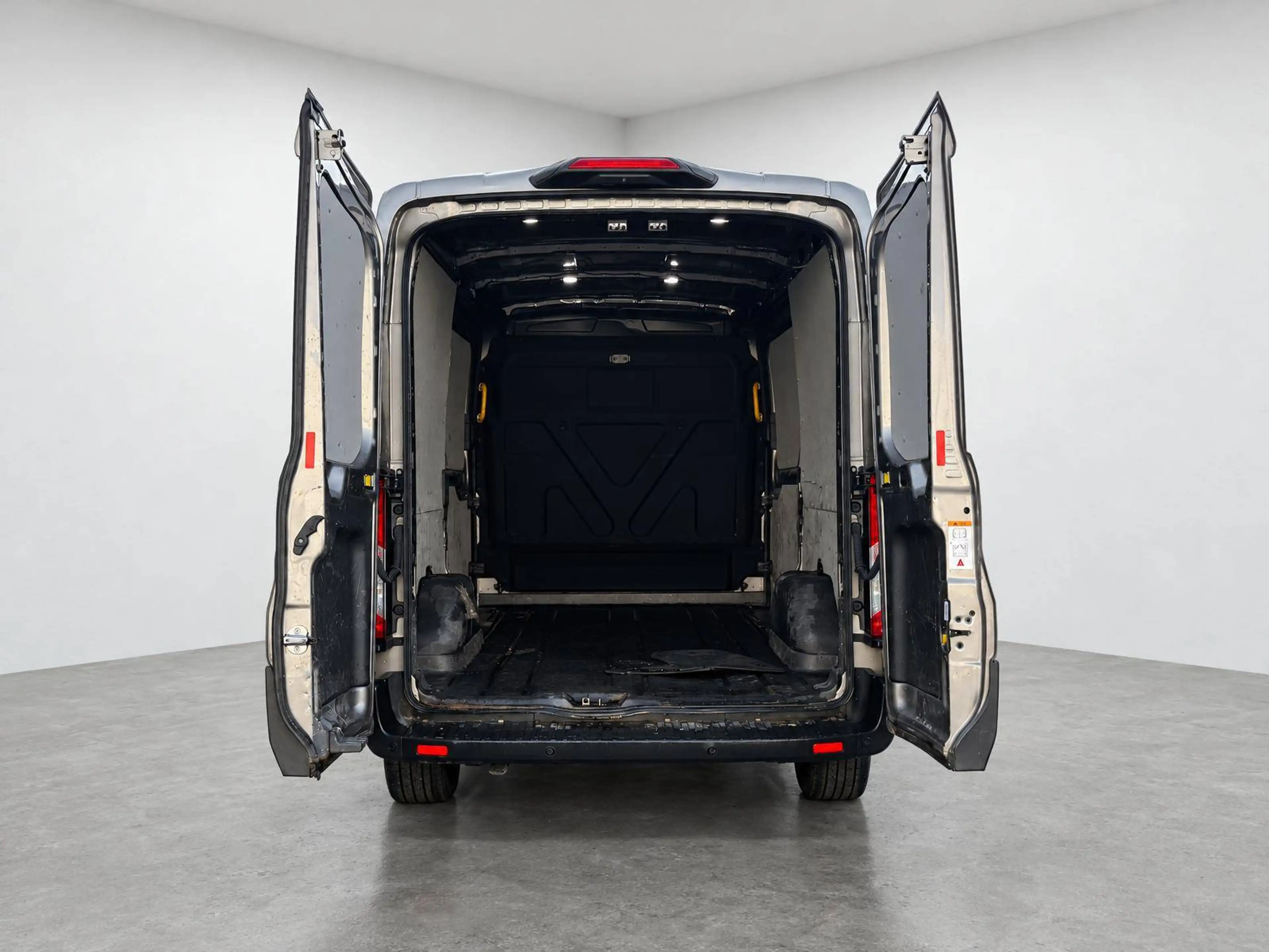 Ford Transit 2.0 EcoBlue Diesel 131 PS, 5531mm 2550mm 5-türig, Schaltgetriebe 6g, Frontantrieb — photo 7