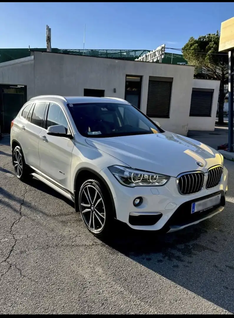 BMW X1 sDrive18i xLine Aut. M-Felgen, Navi, 8fach bereift Weiß - 1