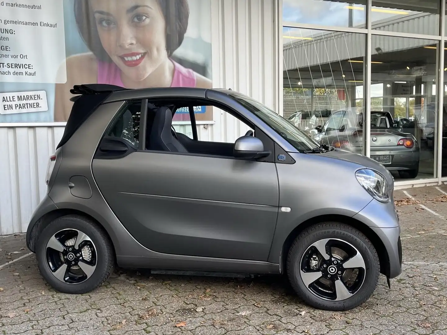 smart forTwo EQ cabrio*EXCLUSIVE*22kW*CAM*MEDIA*SHZ*ALU*ALLW*LE Gris - 2