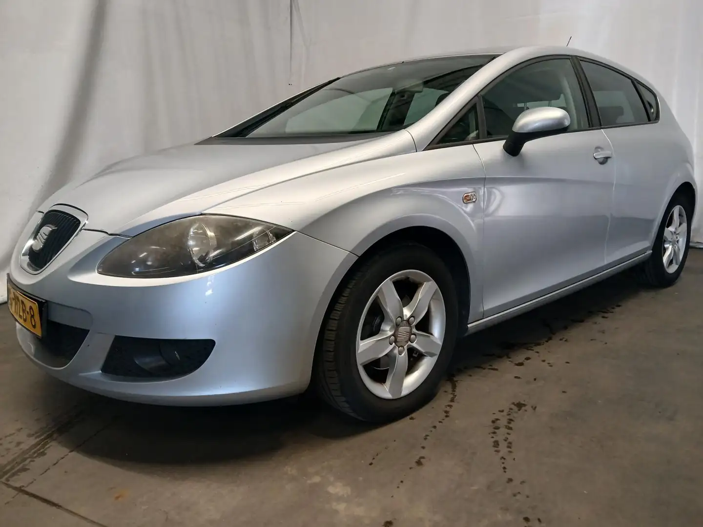 SEAT Leon 1.6 25 Edition - Airco - Navi Grau - 2