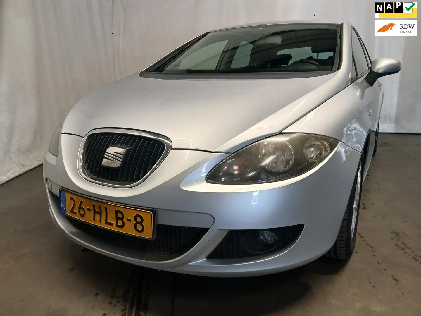 SEAT Leon 1.6 25 Edition - Airco - Navi Grau - 1