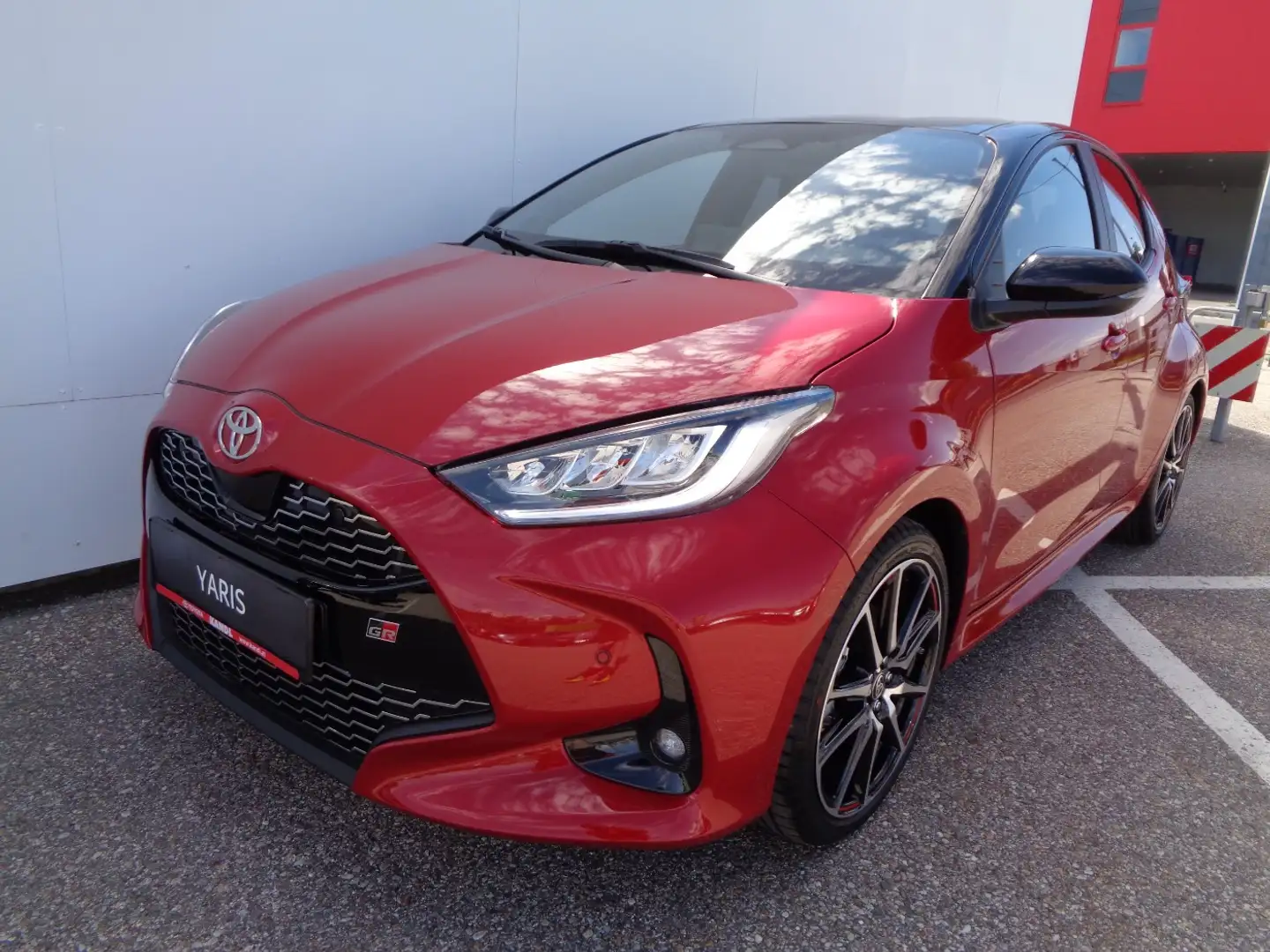 Toyota Yaris 1.5 VVT-i Hybrid GR Sport Safety-+ Smart-P Rouge - 2