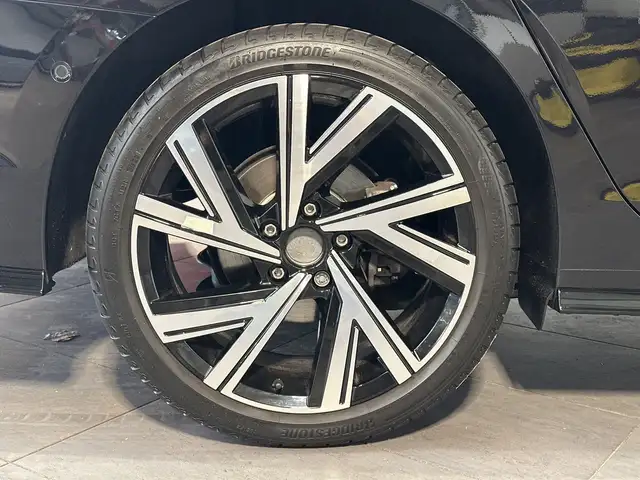 Volkswagen Golf view 3