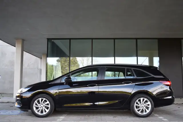 Opel Astra view 4