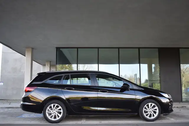 Opel Astra view 3