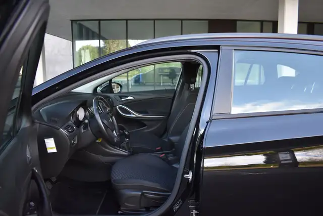 Opel Astra view 12