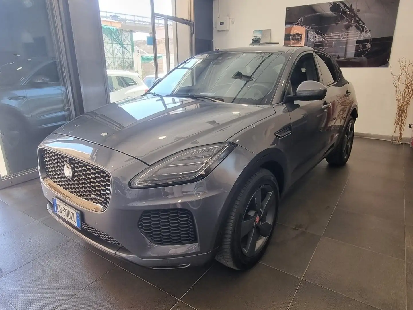 Jaguar E-Pace 2.0D 180 CV AWD aut. R-Dynamic SE Grijs - 2