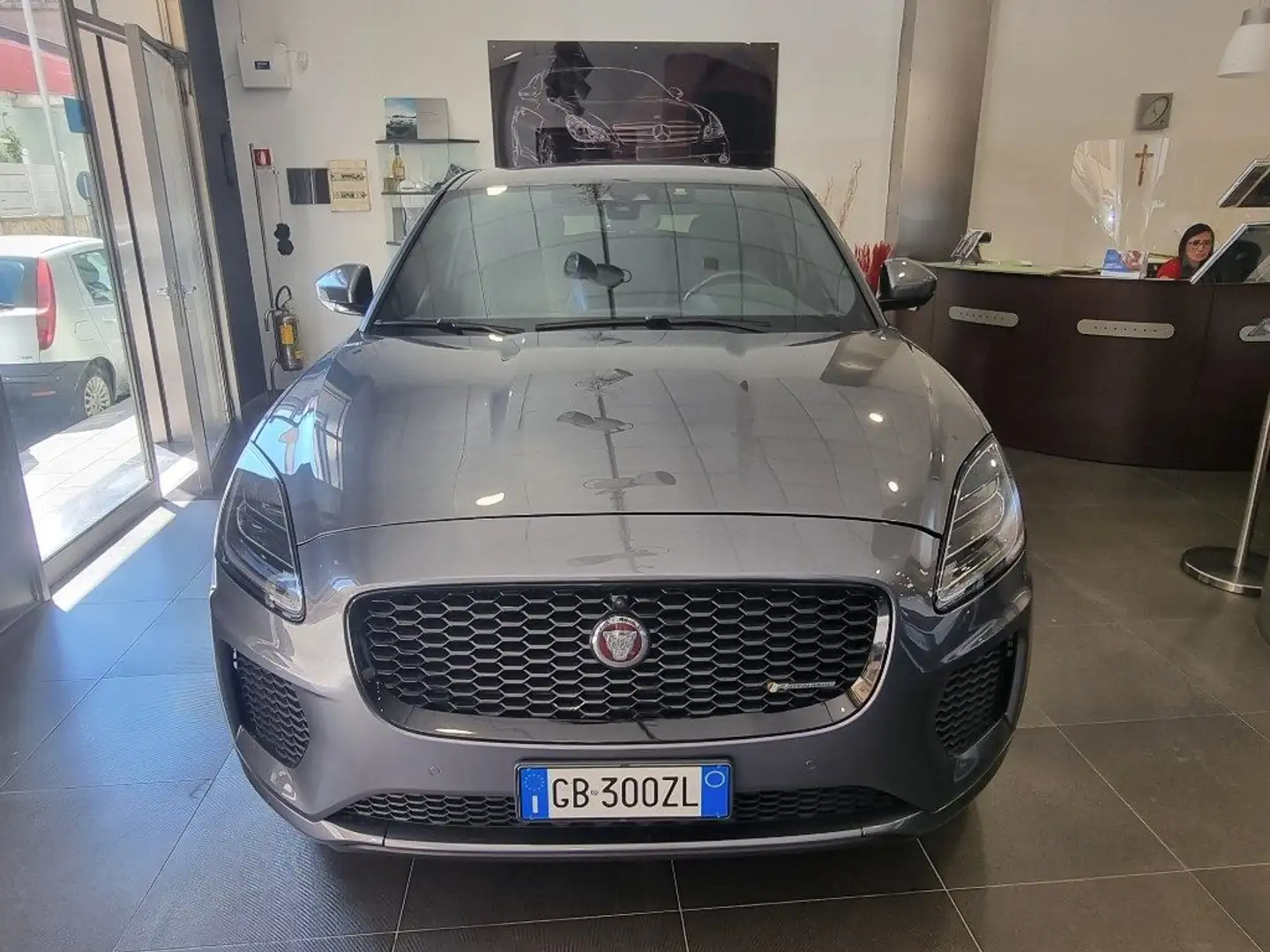 Jaguar E-Pace 2.0D 180 CV AWD aut. R-Dynamic SE Grijs - 1