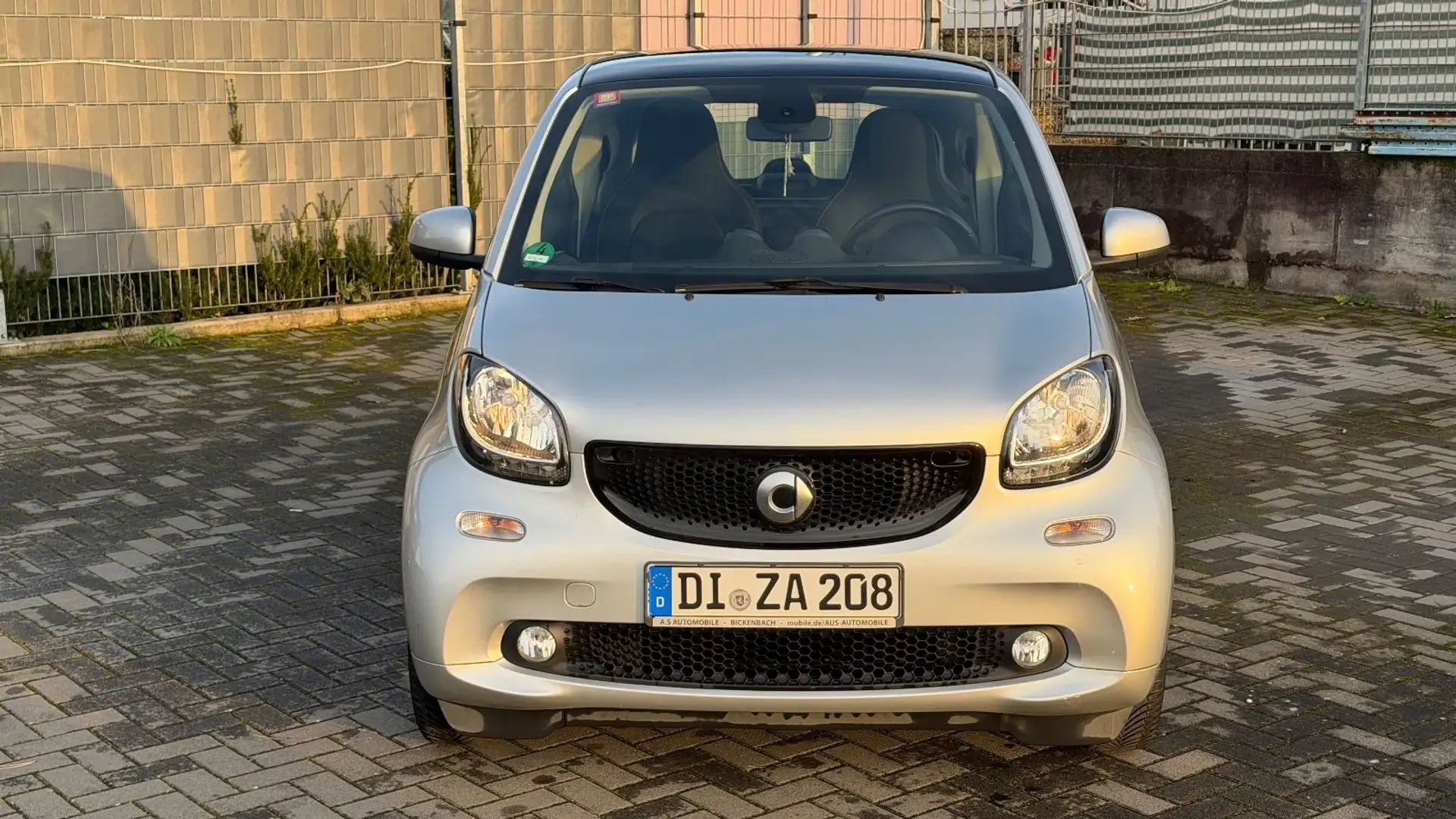 smart forTwo fortwo coupe *NAVI*PDC*CARPLAY*PANO*SHZG* Silber - 2