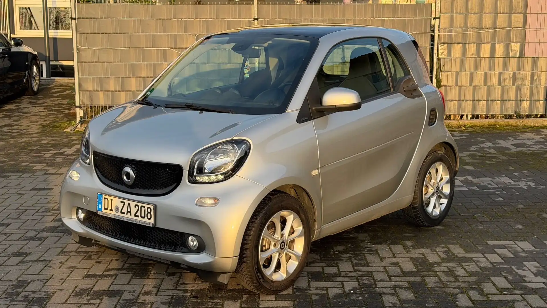 smart forTwo fortwo coupe *NAVI*PDC*CARPLAY*PANO*SHZG* Silber - 1