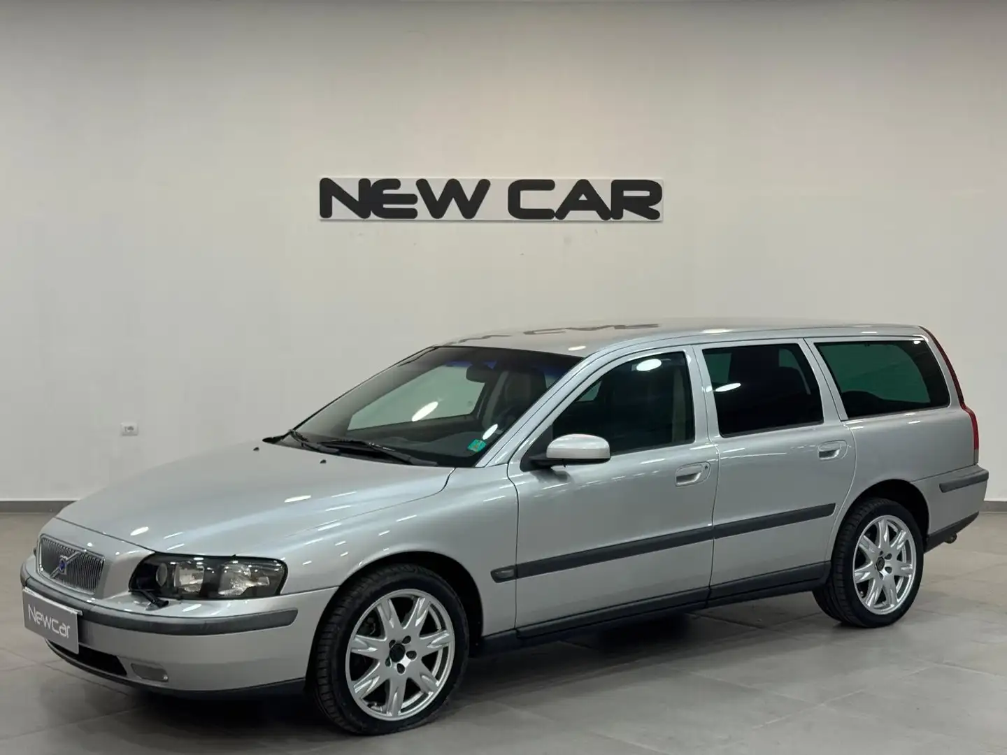 Volvo V70 XC70 2.4 D5 20V cat aut. AWD Optima Plateado - 2