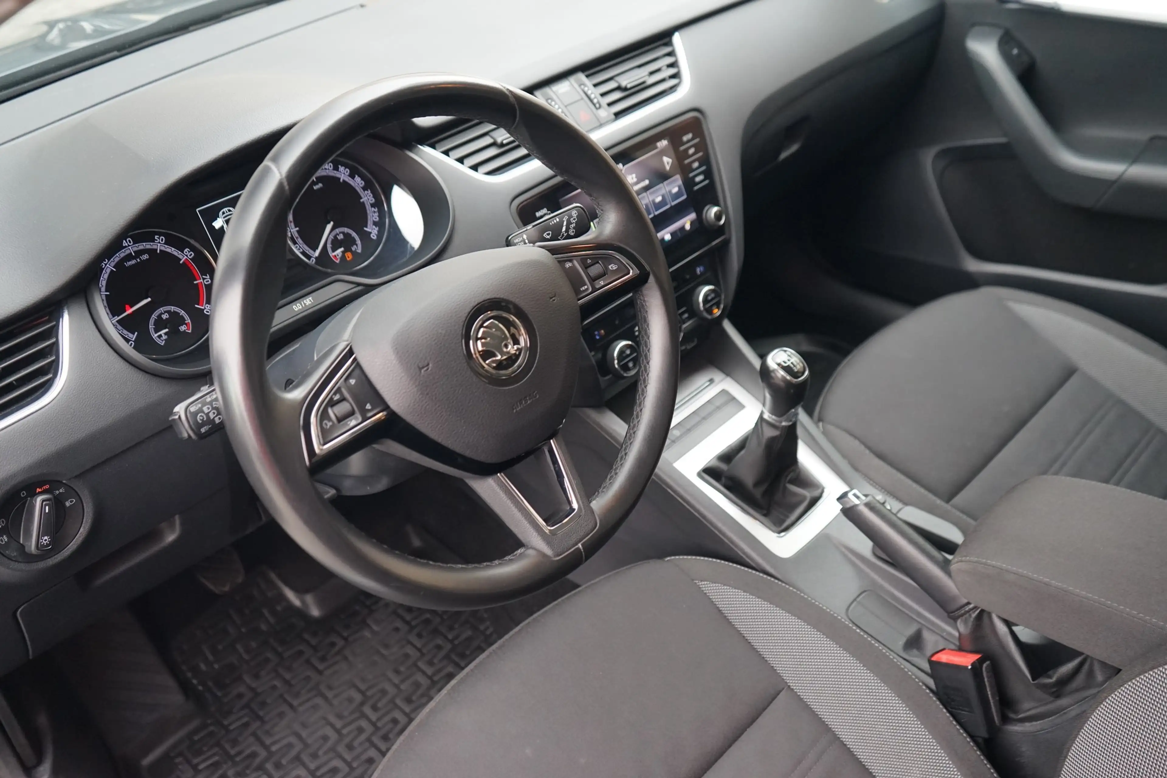 Skoda Octavia Combi 1.5 16V TSI Ambition ACC LED PDC — photo 10