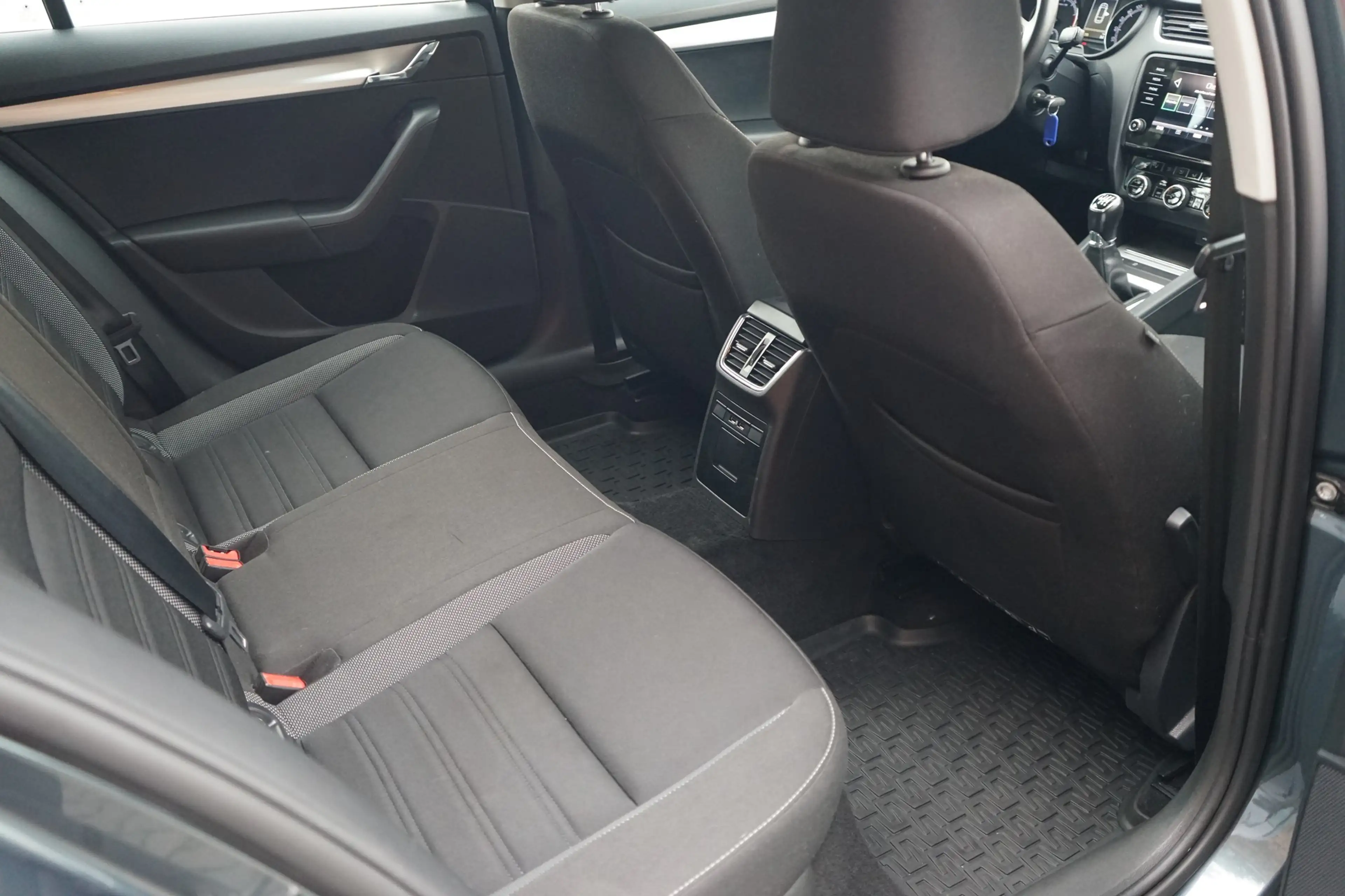 Skoda Octavia Combi 1.5 16V TSI Ambition ACC LED PDC — photo 11