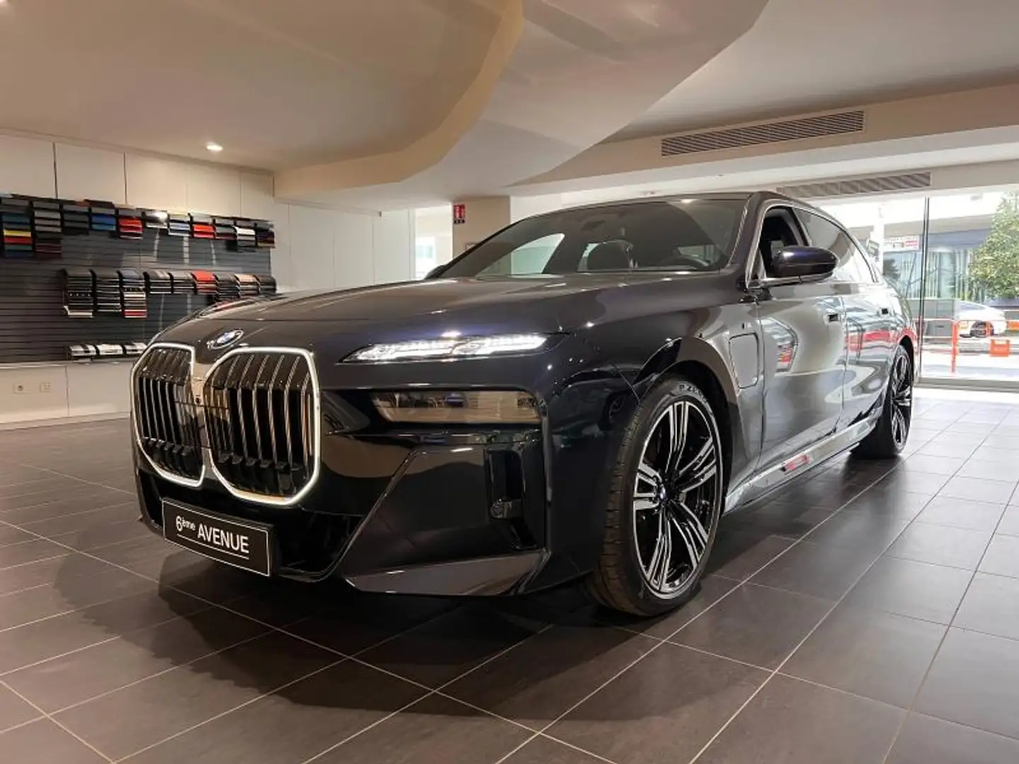 BMW 750 750eA xDrive 489ch M Sport Noir - 1