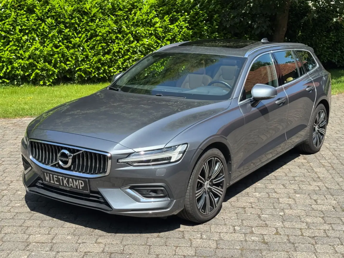 Volvo V60 Kombi Inscription Leder/Pano/AHK Grau - 1