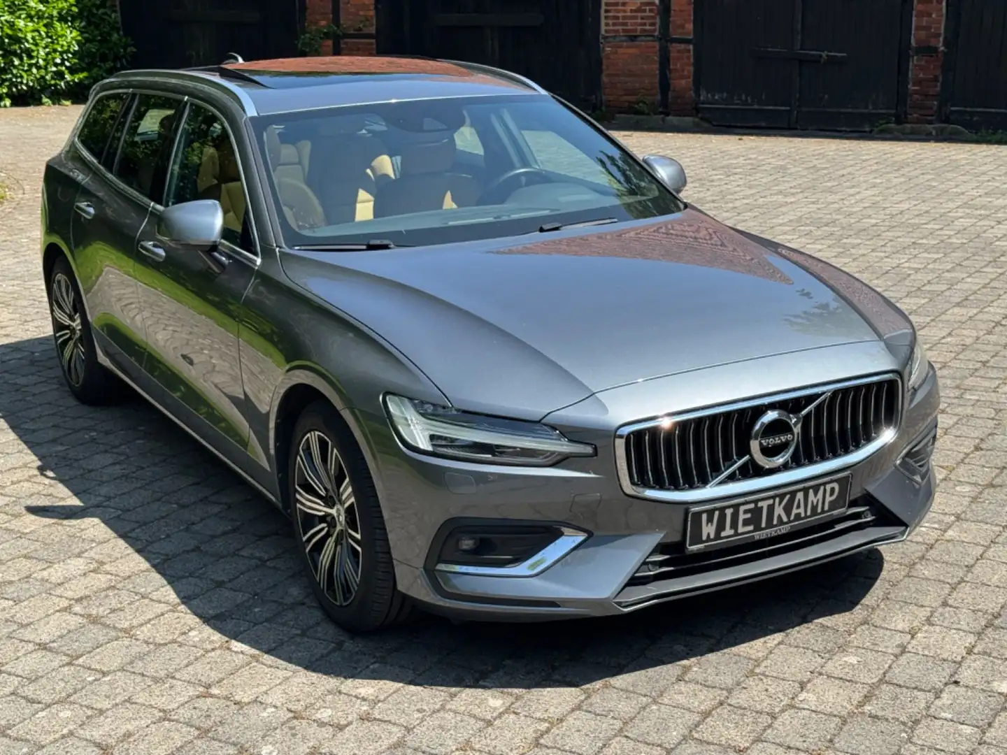 Volvo V60 Kombi Inscription Leder/Pano/AHK Grau - 2