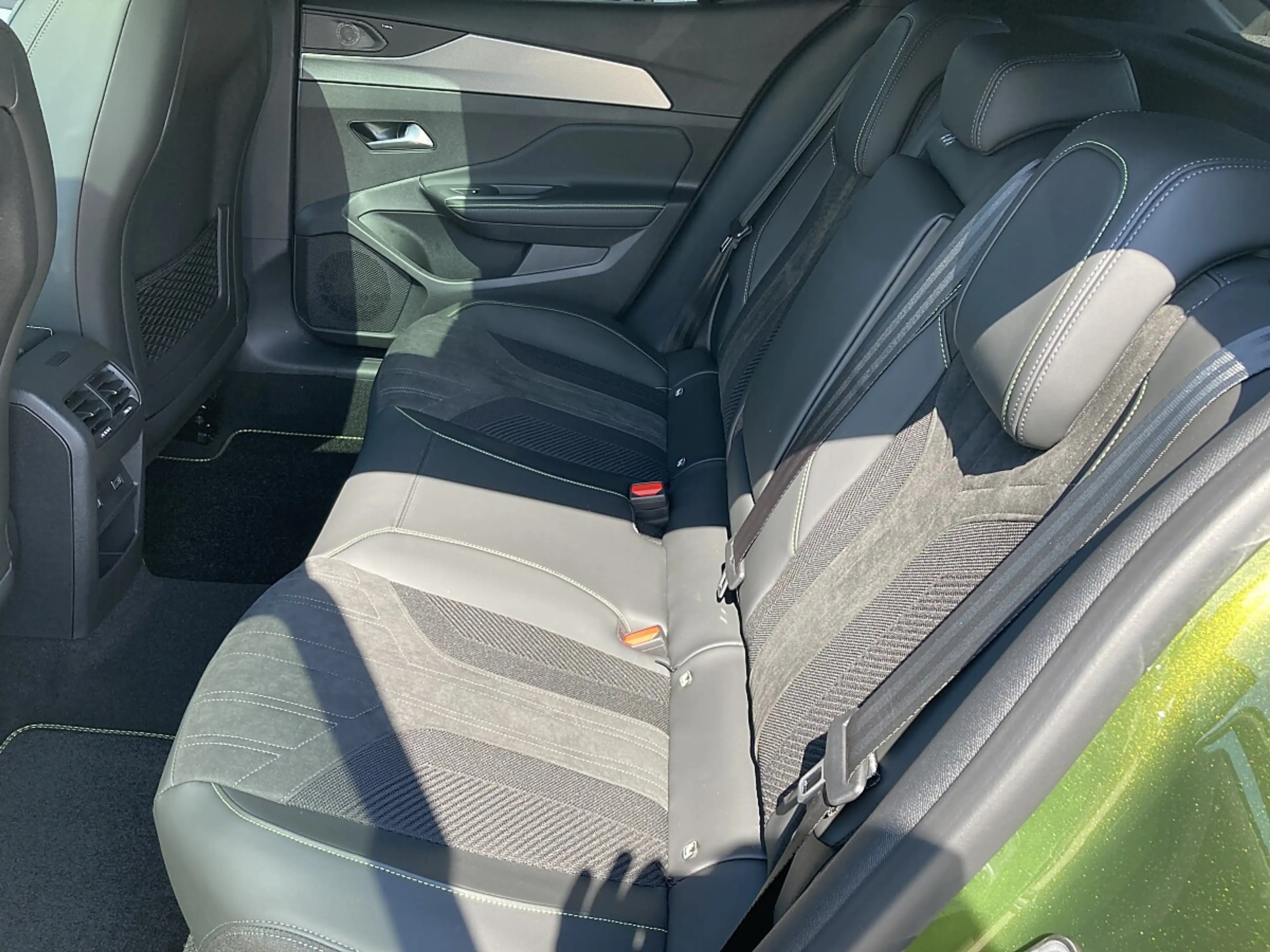 Peugeot 408 PHEV 240 e-DCS7 GT Exclusive — photo 14