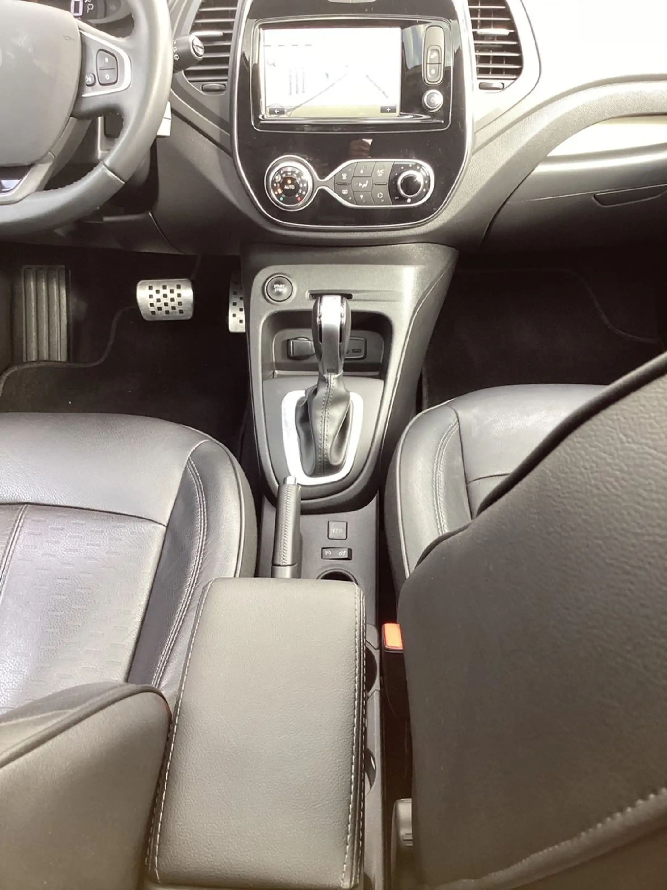 Renault Captur Intens Panorama Leder LED — photo 14