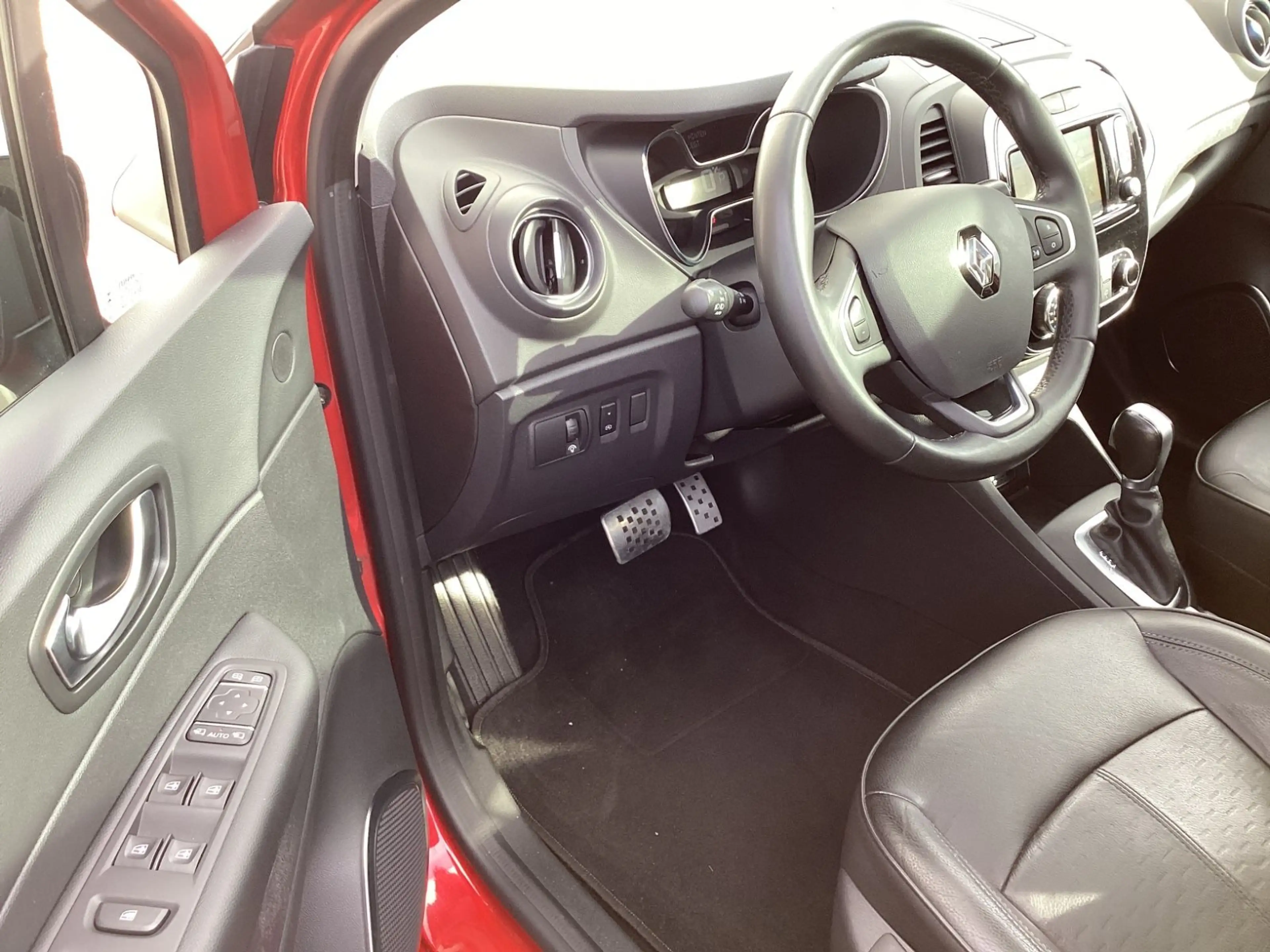 Renault Captur Intens Panorama Leder LED — photo 10