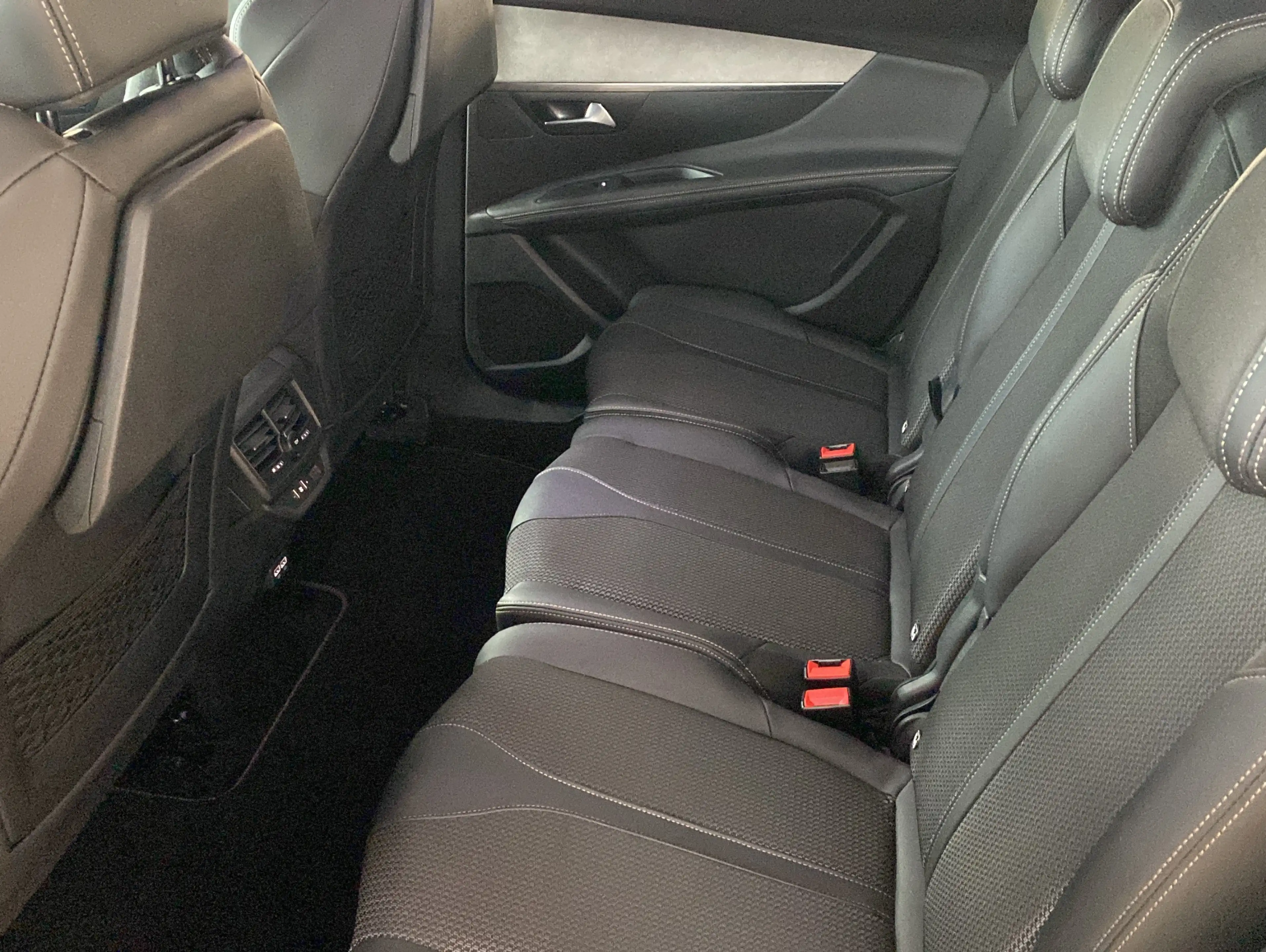 Peugeot 5008 GT Facelift*Navi*ACC*Kamera*7Sitze* — photo 7