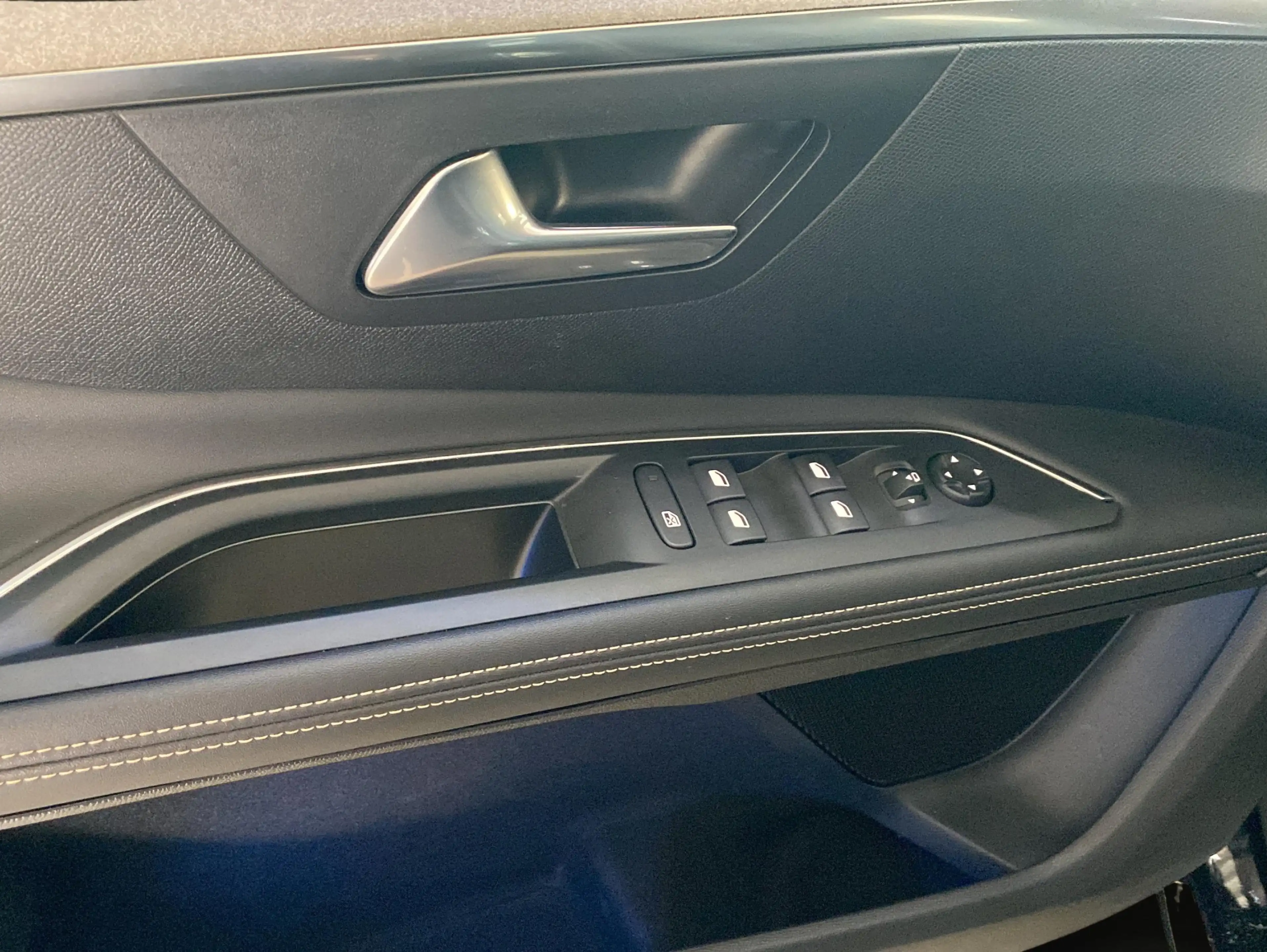 Peugeot 5008 GT Facelift*Navi*ACC*Kamera*7Sitze* — photo 10