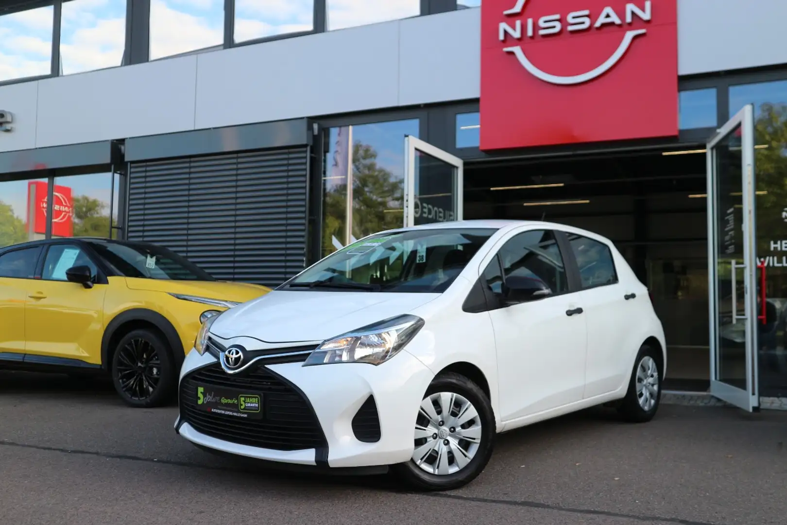 Toyota Yaris 1.0 Klima Allwetter USB TÜV+Inspektion neu Blanc - 2