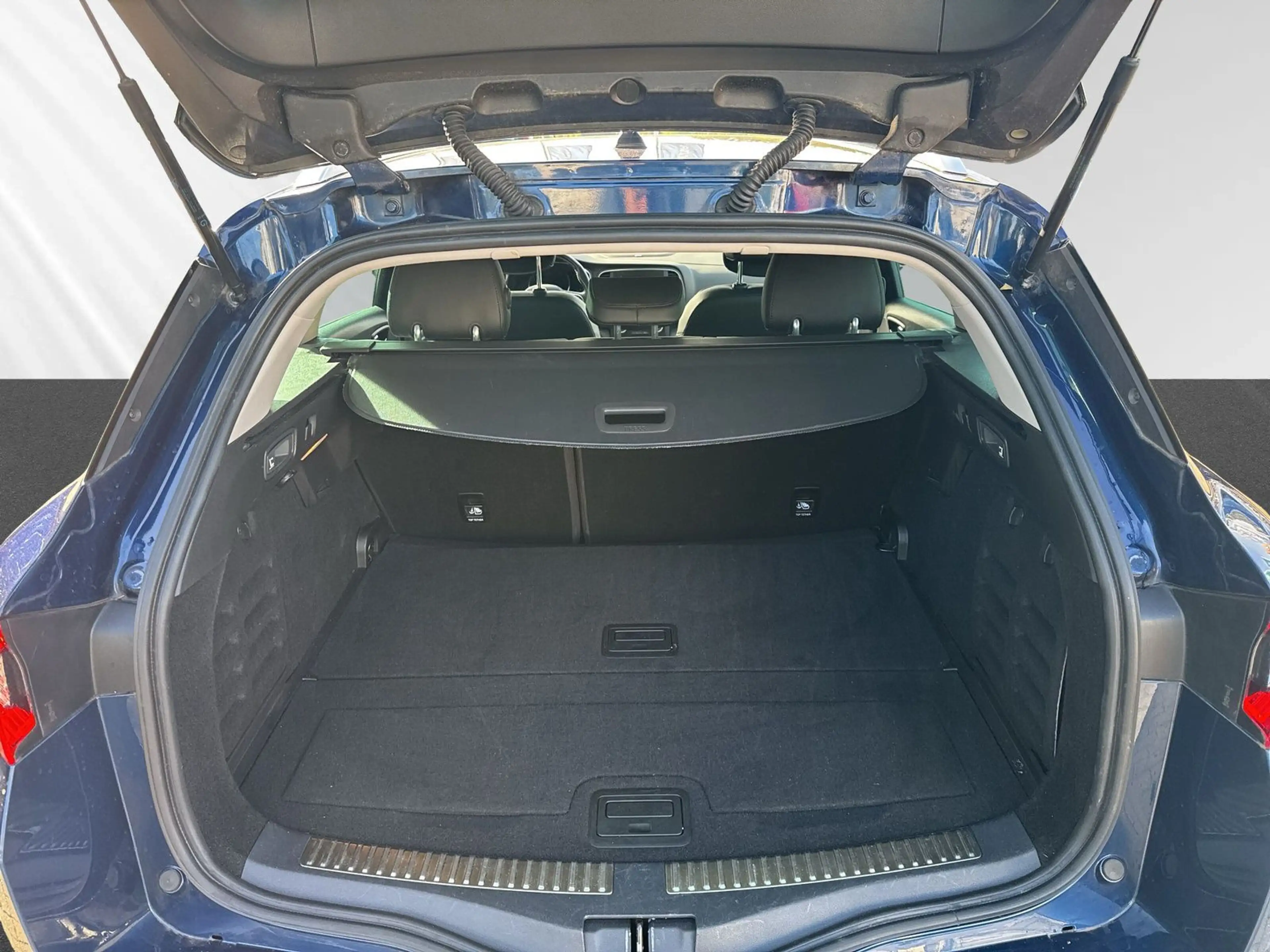 Renault Megane MEGANE IV GRANDTOUR 1.3 160 BOSE+MASSAGE+ANHÄNGE — photo 6
