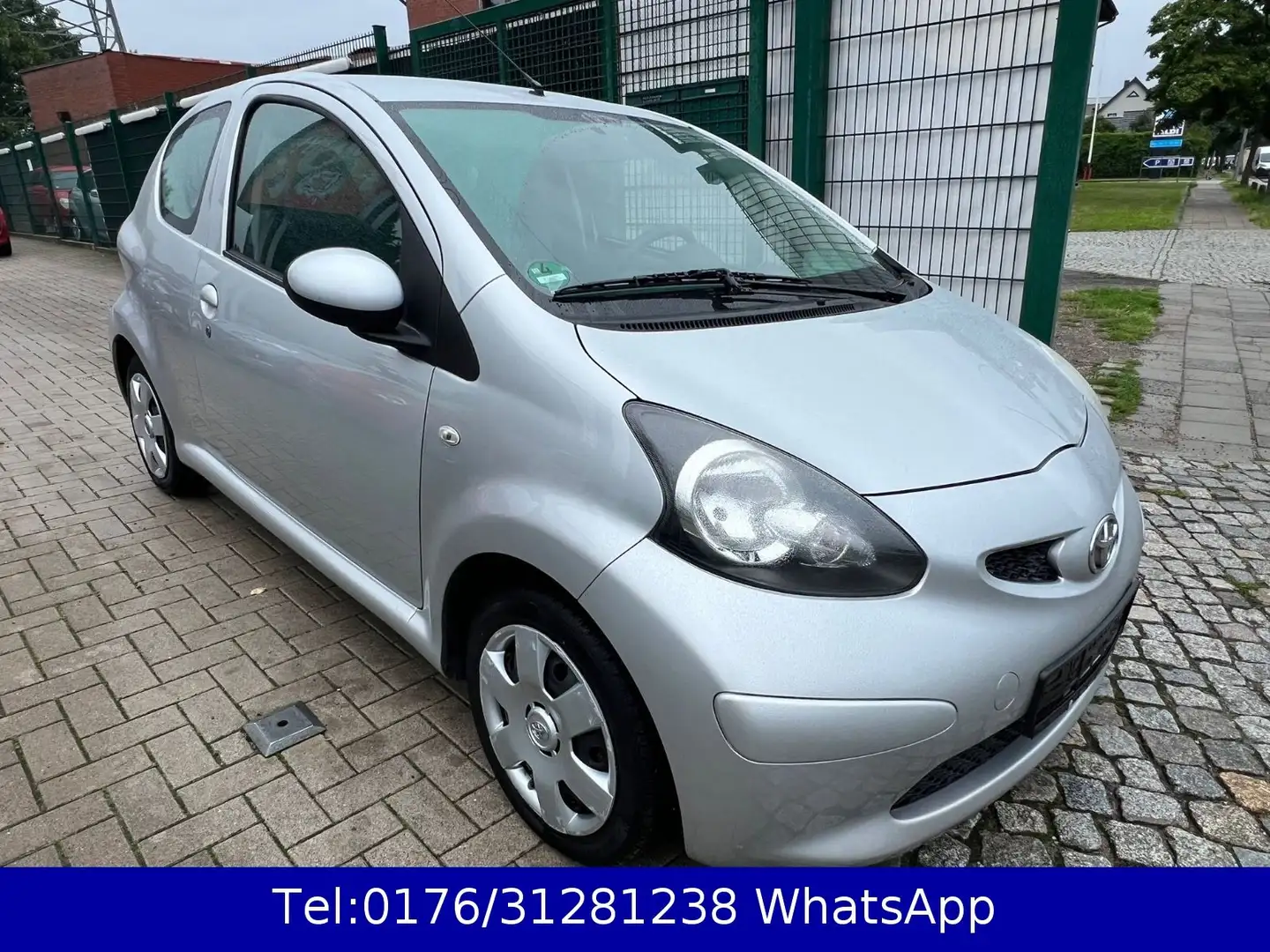 Toyota Aygo AYGO Basis !! Tüv-Juni 2026 !! Срібний - 2