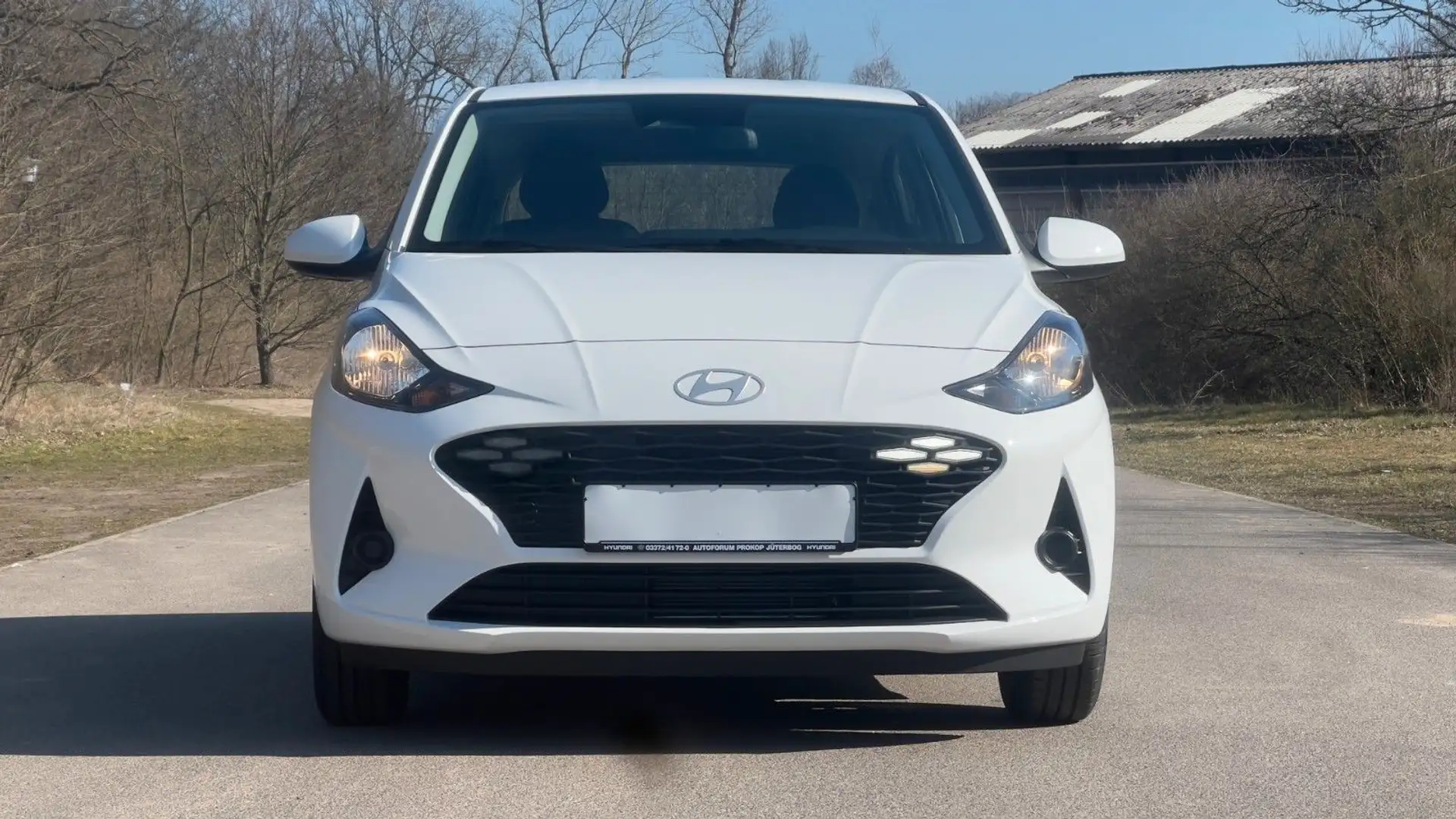 Hyundai i10 1.0 Select *Navi*Klima*CarPlay*RFKamera*PDC* Weiß - 2