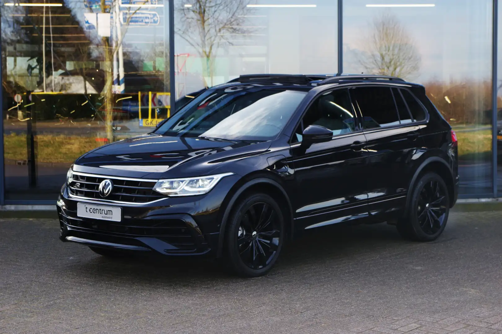 Volkswagen Tiguan 1.4 TSI 245 PK eHybrid R-Line BNS PHEV, Panoramada Zwart - 1