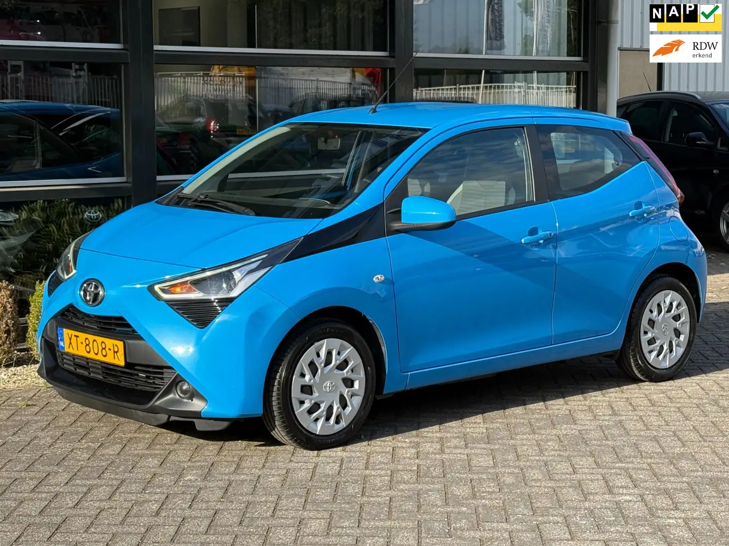 Toyota Aygo 1.0 VVT-i x-play Airco Camera NAP APK !! Blauw - 1