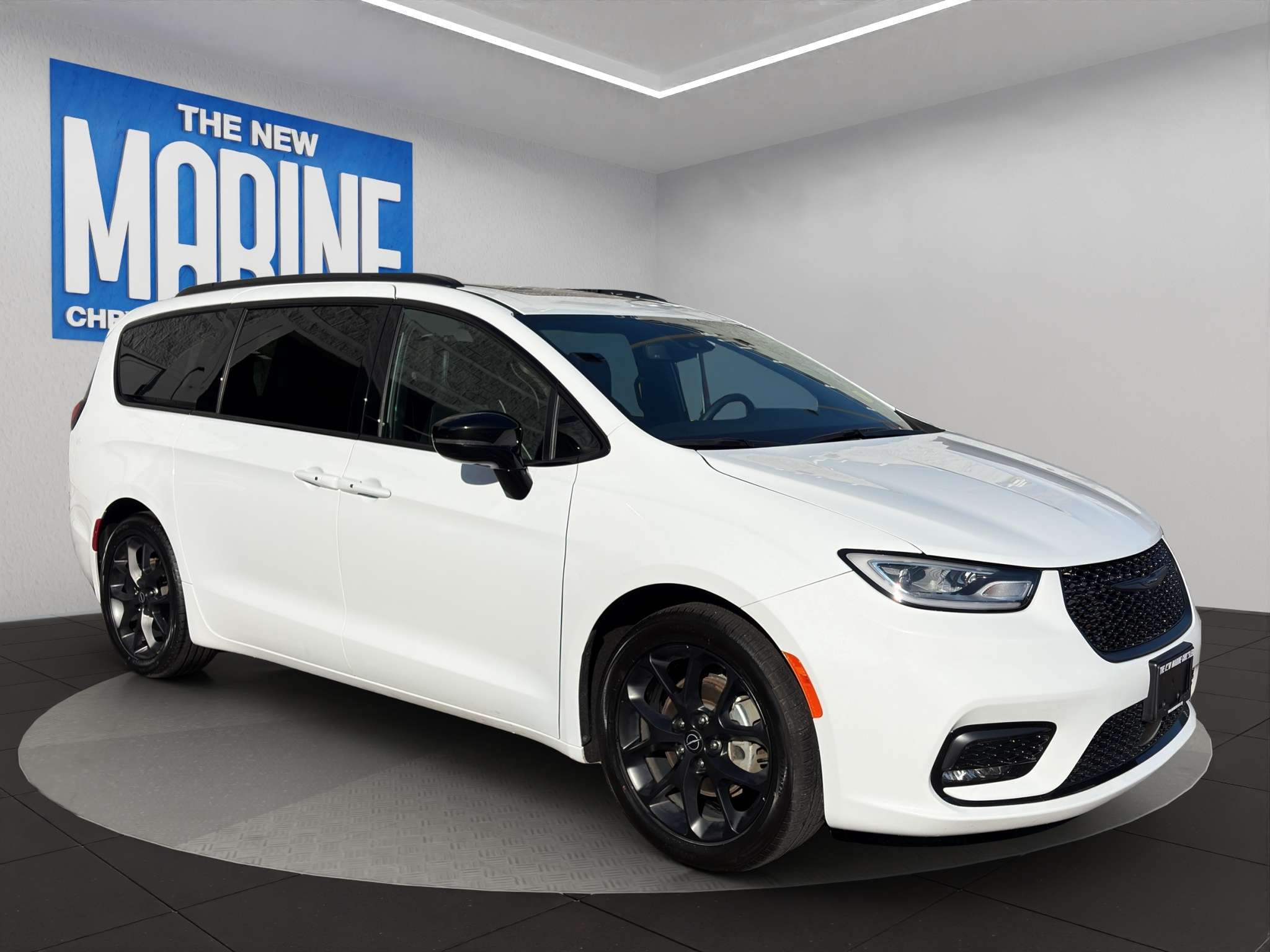 White 2025 Chrysler Pacifica Minivan Front-Wheel Drive 9-Speed Automatic