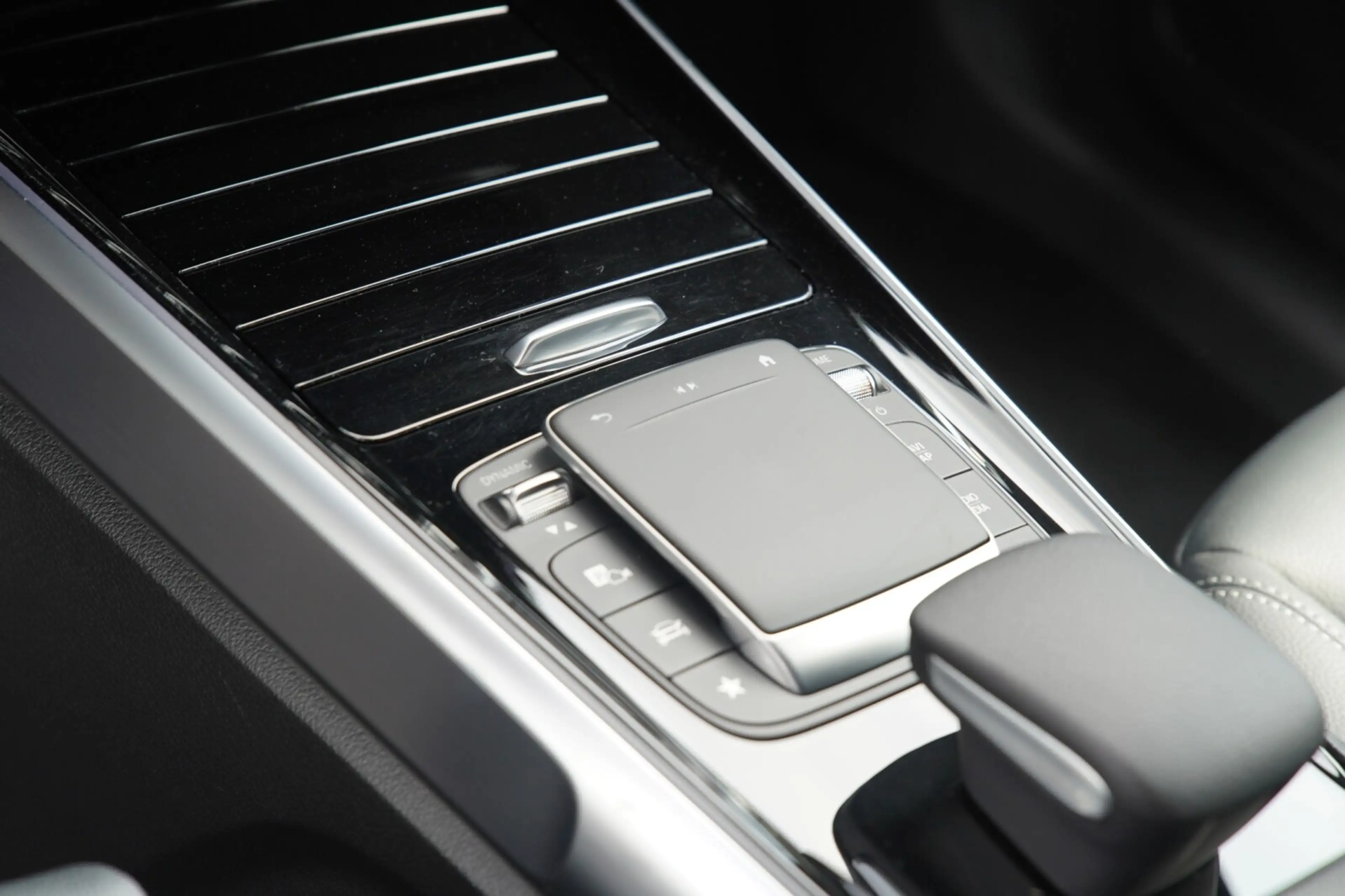 Mercedes-Benz EQB 300 EQB 300 4MATIC Progressive — photo 28