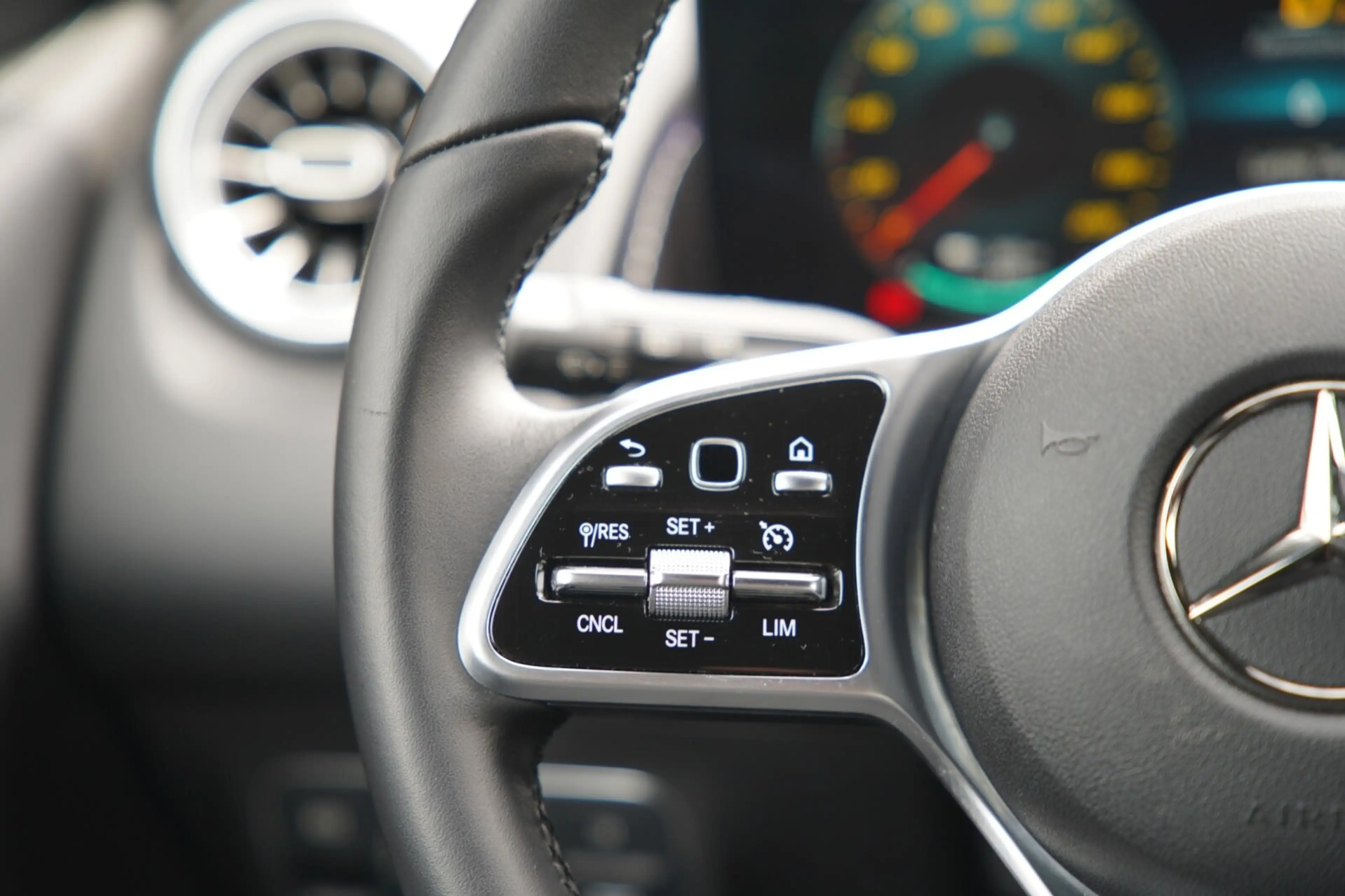 Mercedes-Benz EQB 300 EQB 300 4MATIC Progressive — photo 24