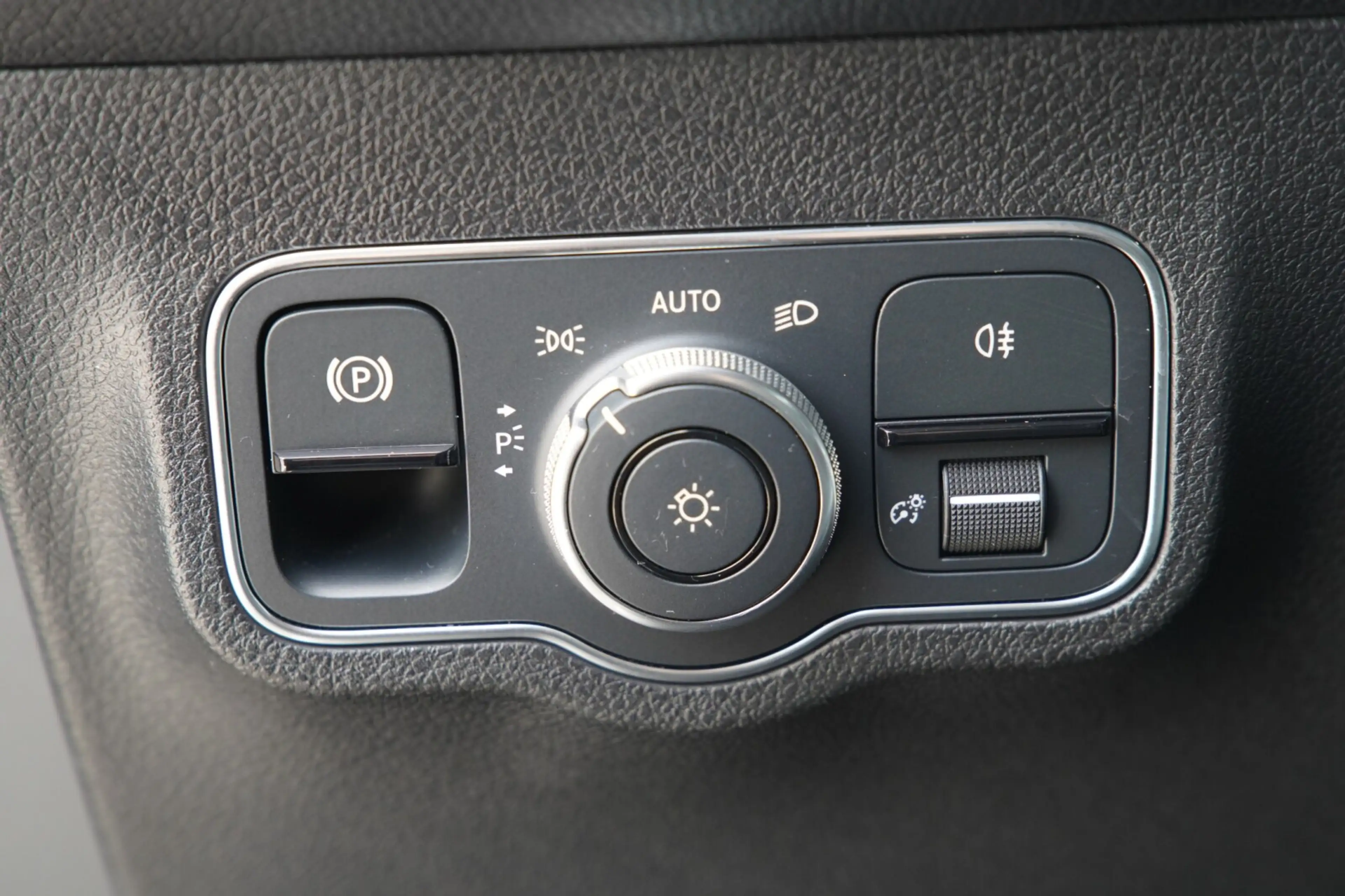 Mercedes-Benz EQB 300 EQB 300 4MATIC Progressive — photo 29