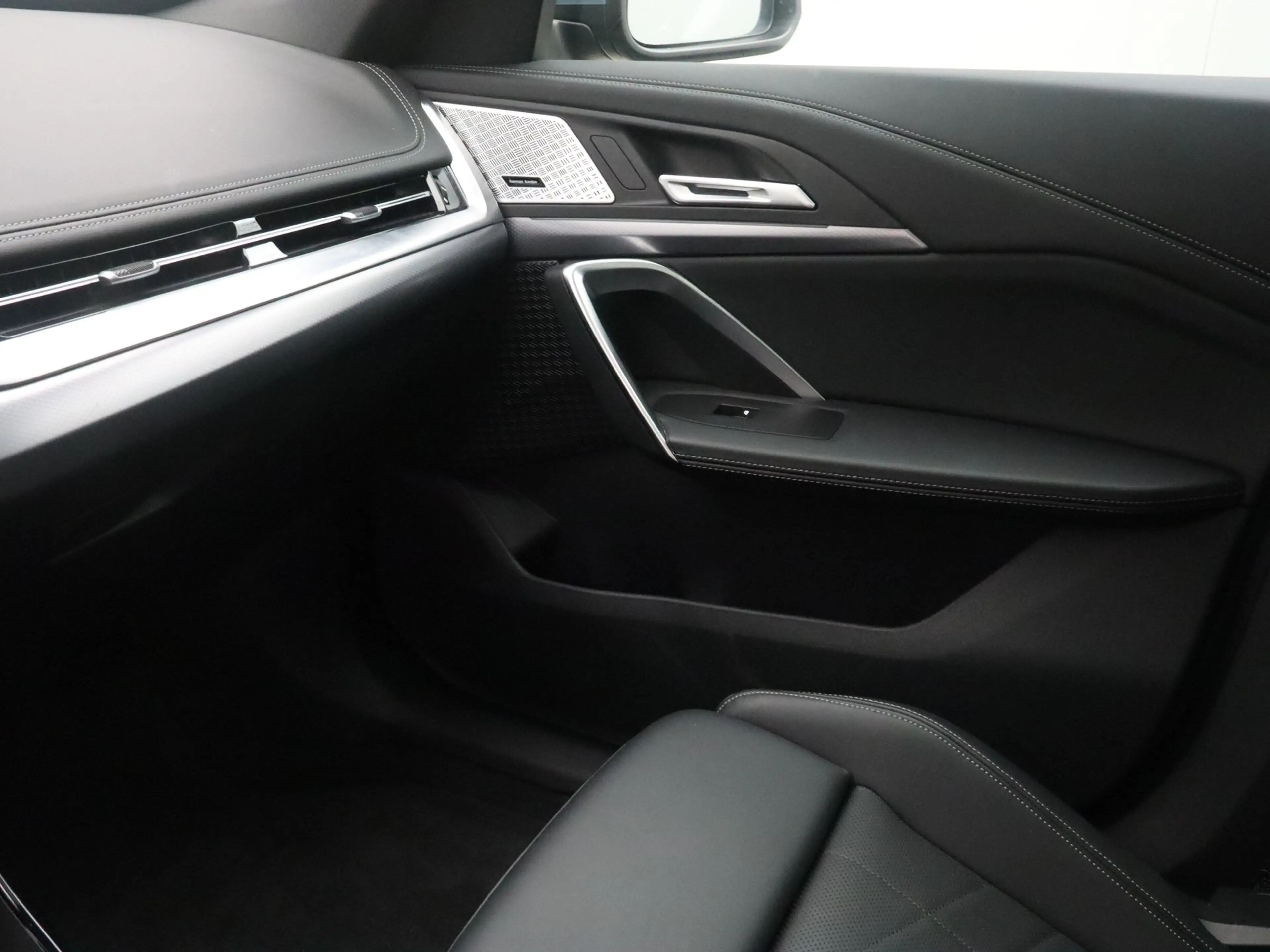 BMW iX1 eDrive20 67 kWh M Sport Edition — photo 14