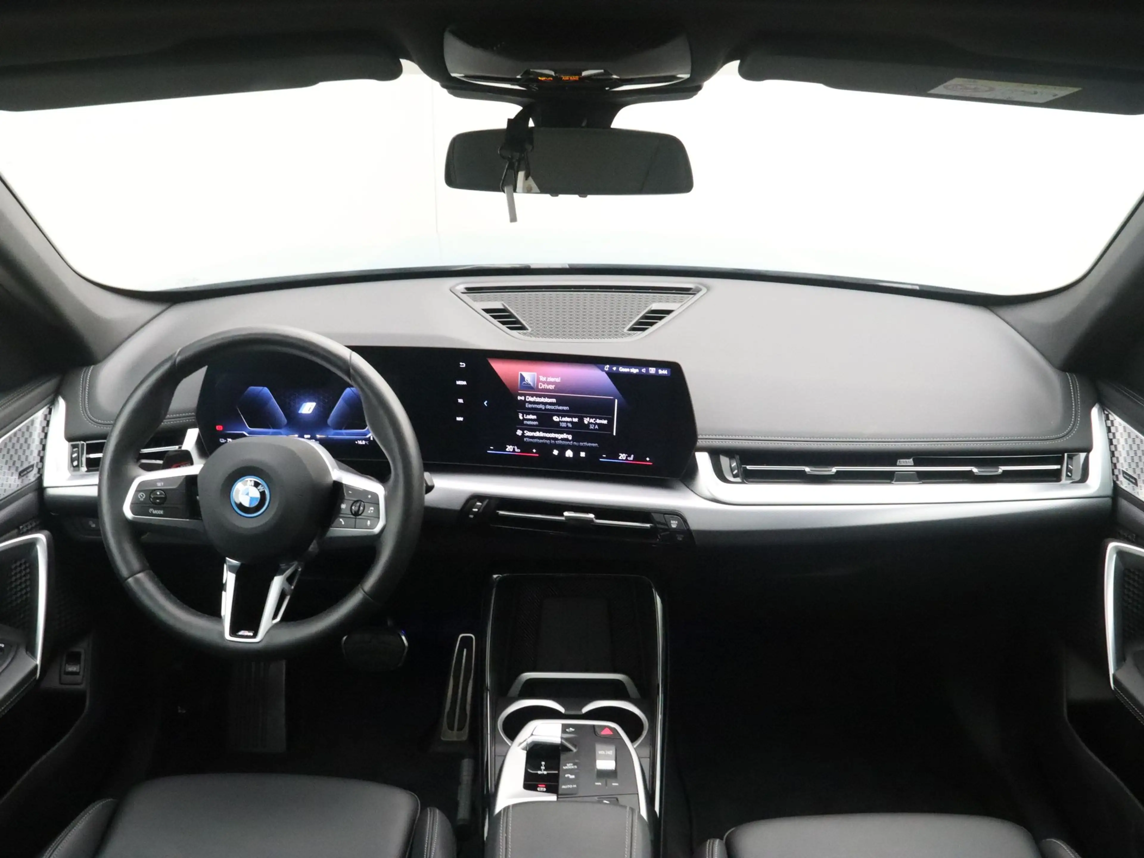 BMW iX1 eDrive20 67 kWh M Sport Edition — photo 13