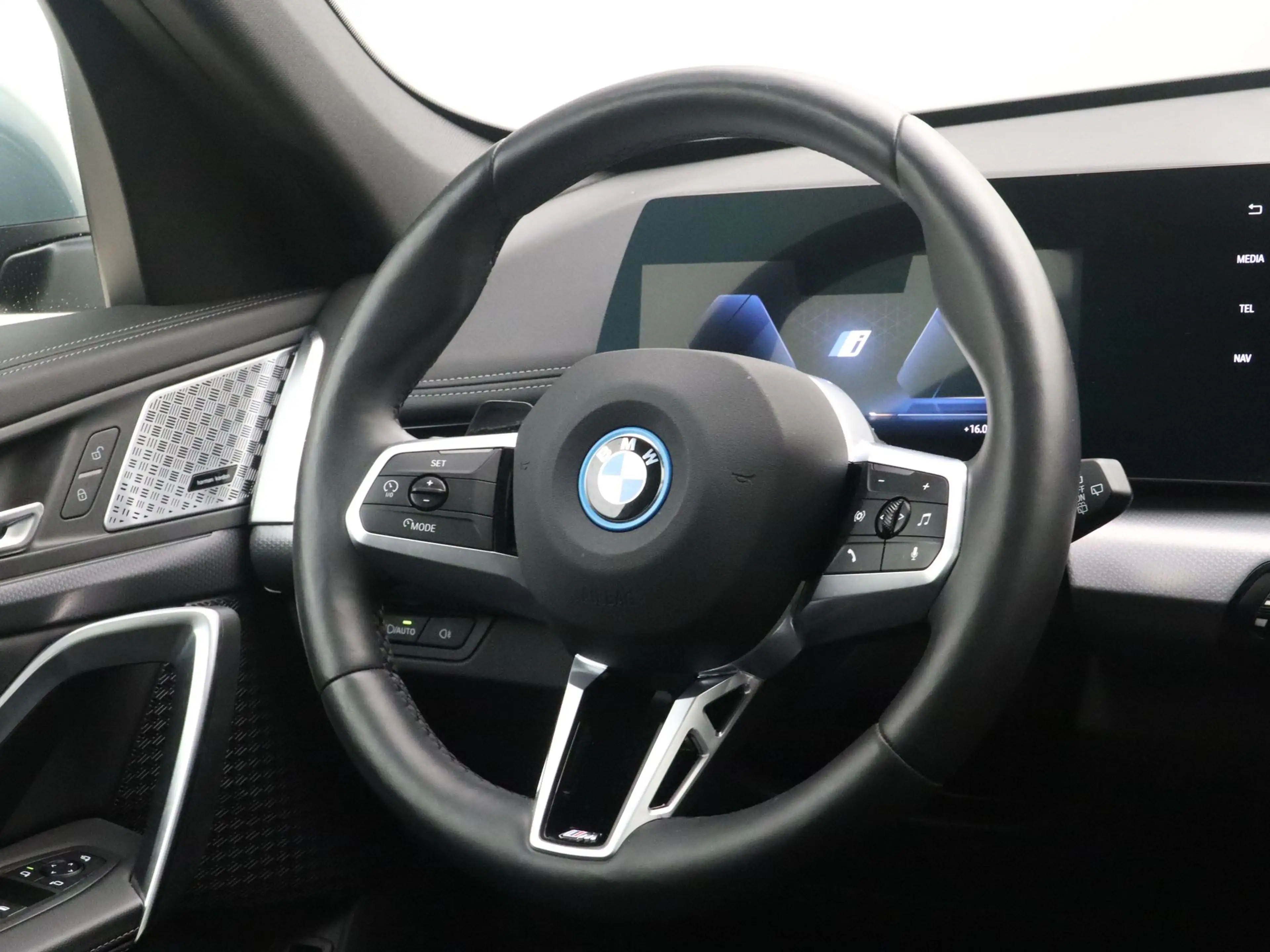 BMW iX1 eDrive20 67 kWh M Sport Edition — photo 2