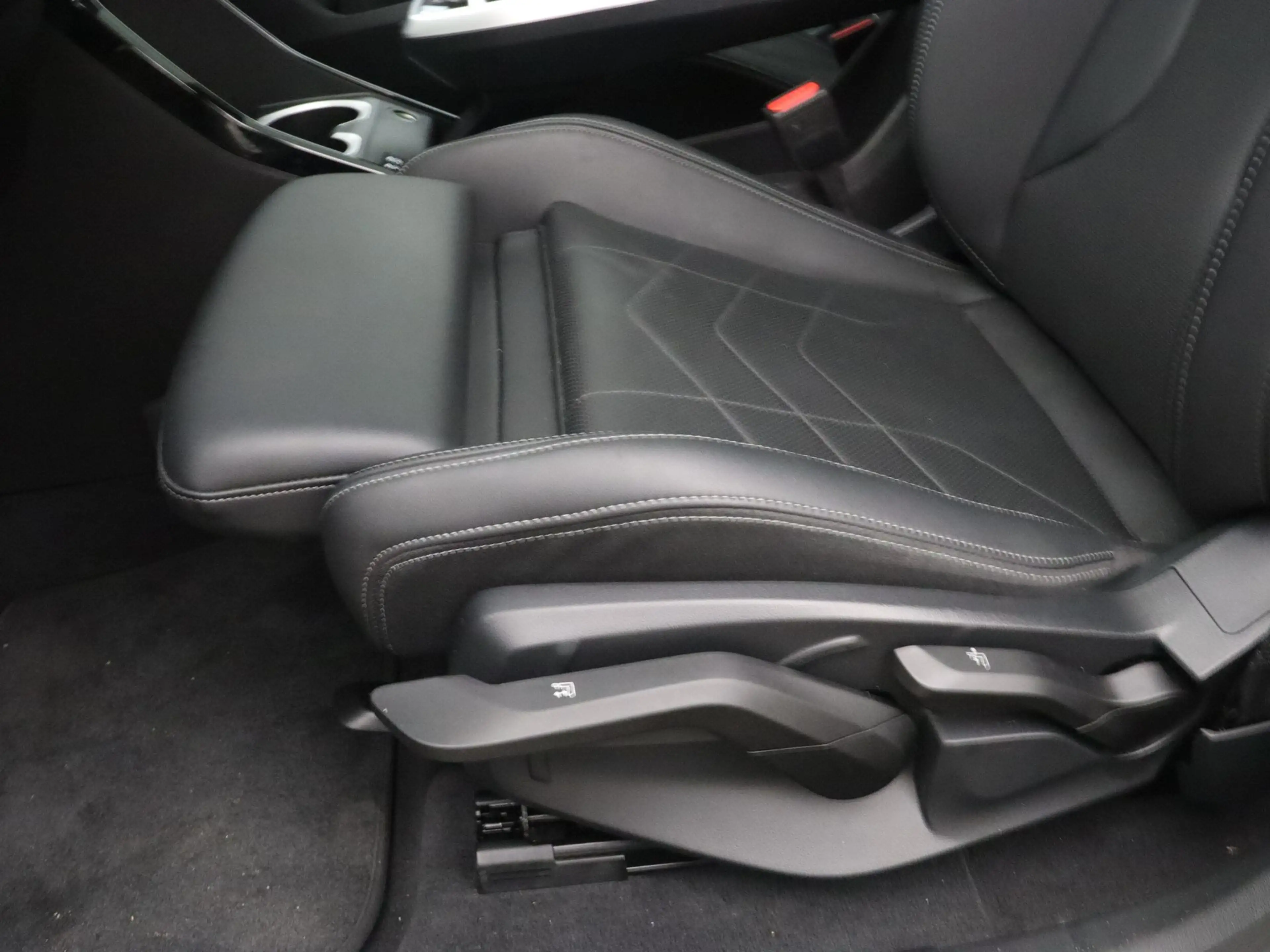 BMW iX1 eDrive20 67 kWh M Sport Edition — photo 15