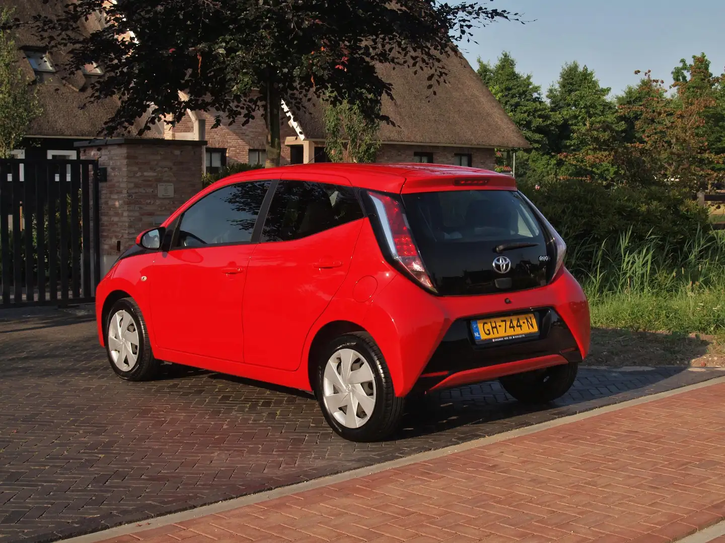 Toyota Aygo 1.0 VVT-i x-play | Camera | Airco | Bluetooth | Gr Rood - 2