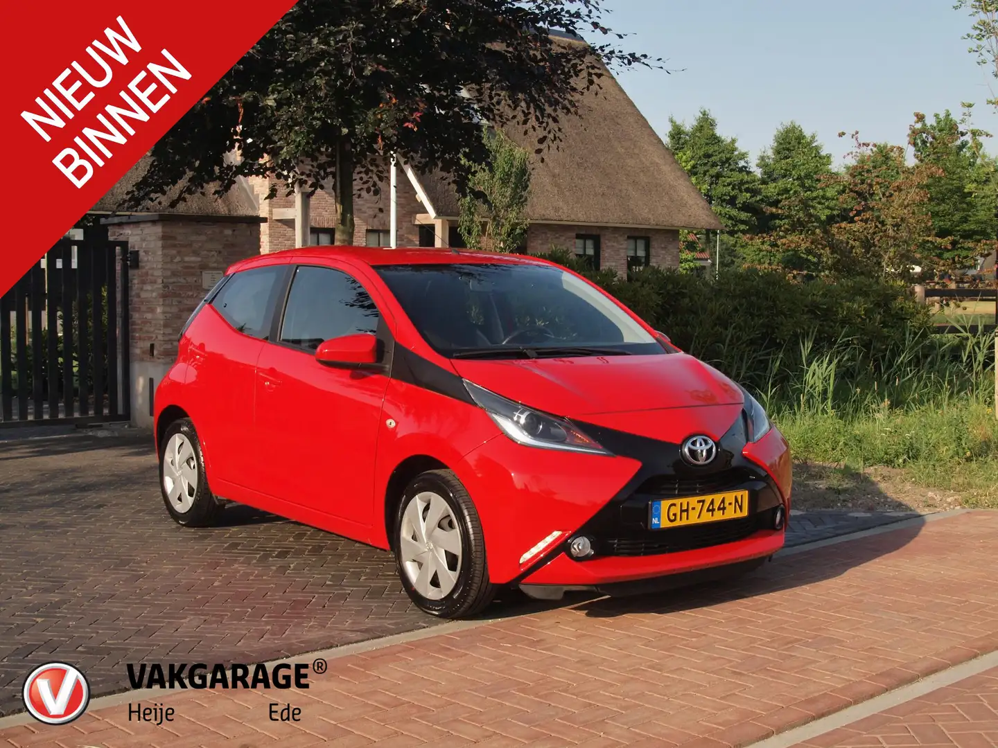 Toyota Aygo 1.0 VVT-i x-play | Camera | Airco | Bluetooth | Gr Rood - 1