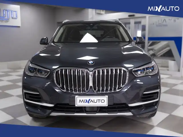 BMW X5 view 2