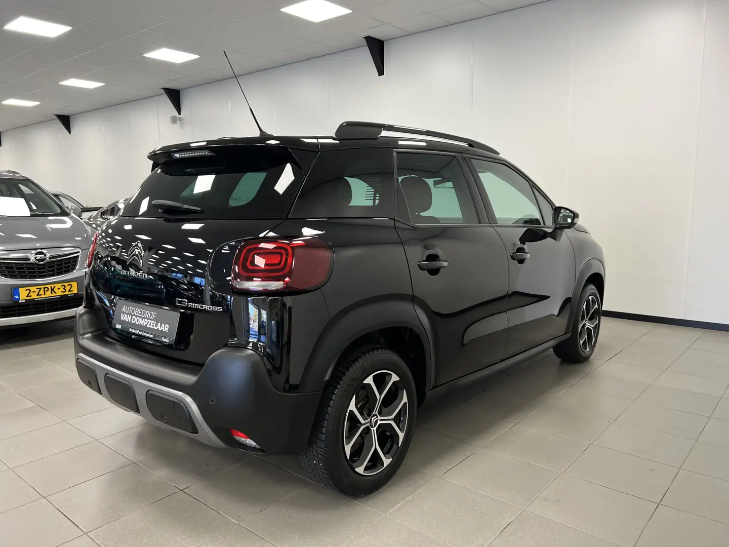 Citroen C3 Aircross 1.2 PT 130PK AUTOMAAT / PLUS UITV. / NAVI / PDC / Noir - 2