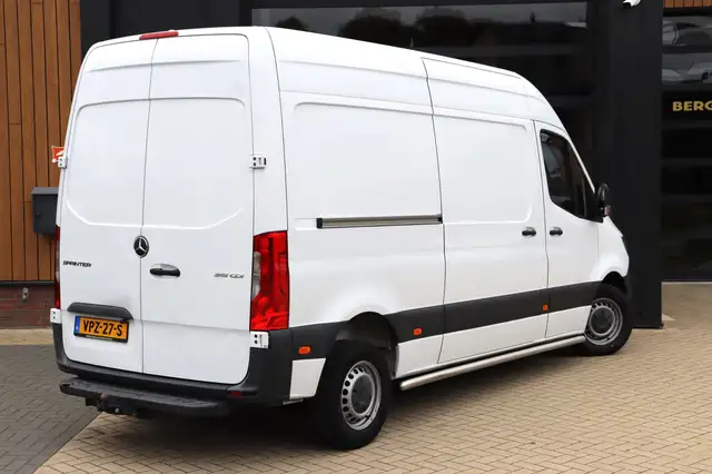Mercedes-Benz Sprinter view 2