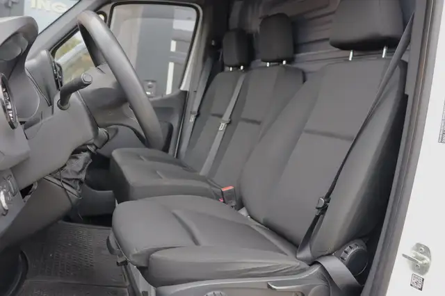 Mercedes-Benz Sprinter view 4
